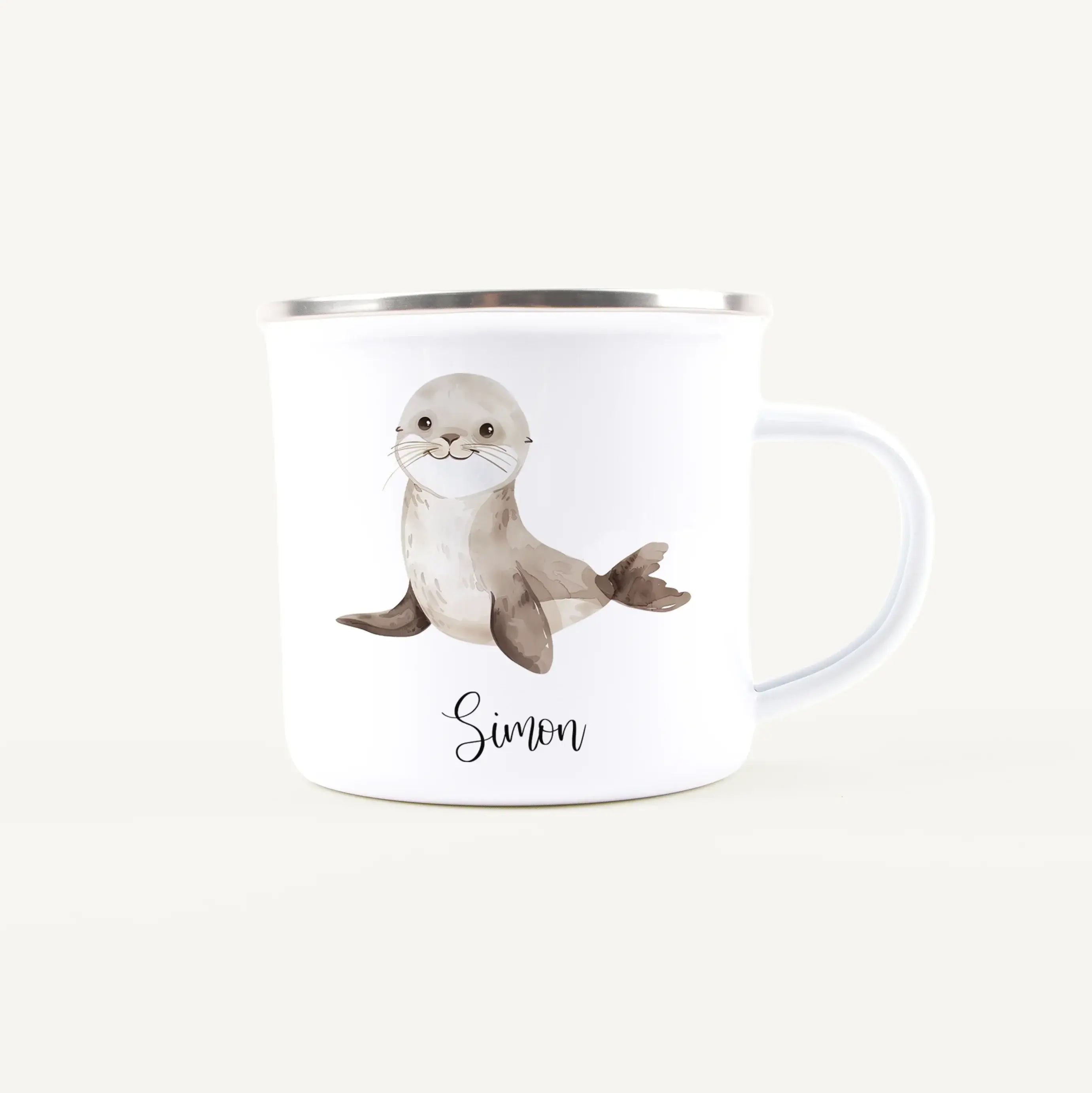 Emaille Tasse Seerobbe-Emaille Tasse-famprints-Die Emaille Tasse Seerobbe von famprints verbindet liebevolles Design mit persönlicher Note und macht jeden Moment am Frühstückstisch ein bisschen besonderer. Das freundlich illustrierte Seerobbenmotiv wirkt