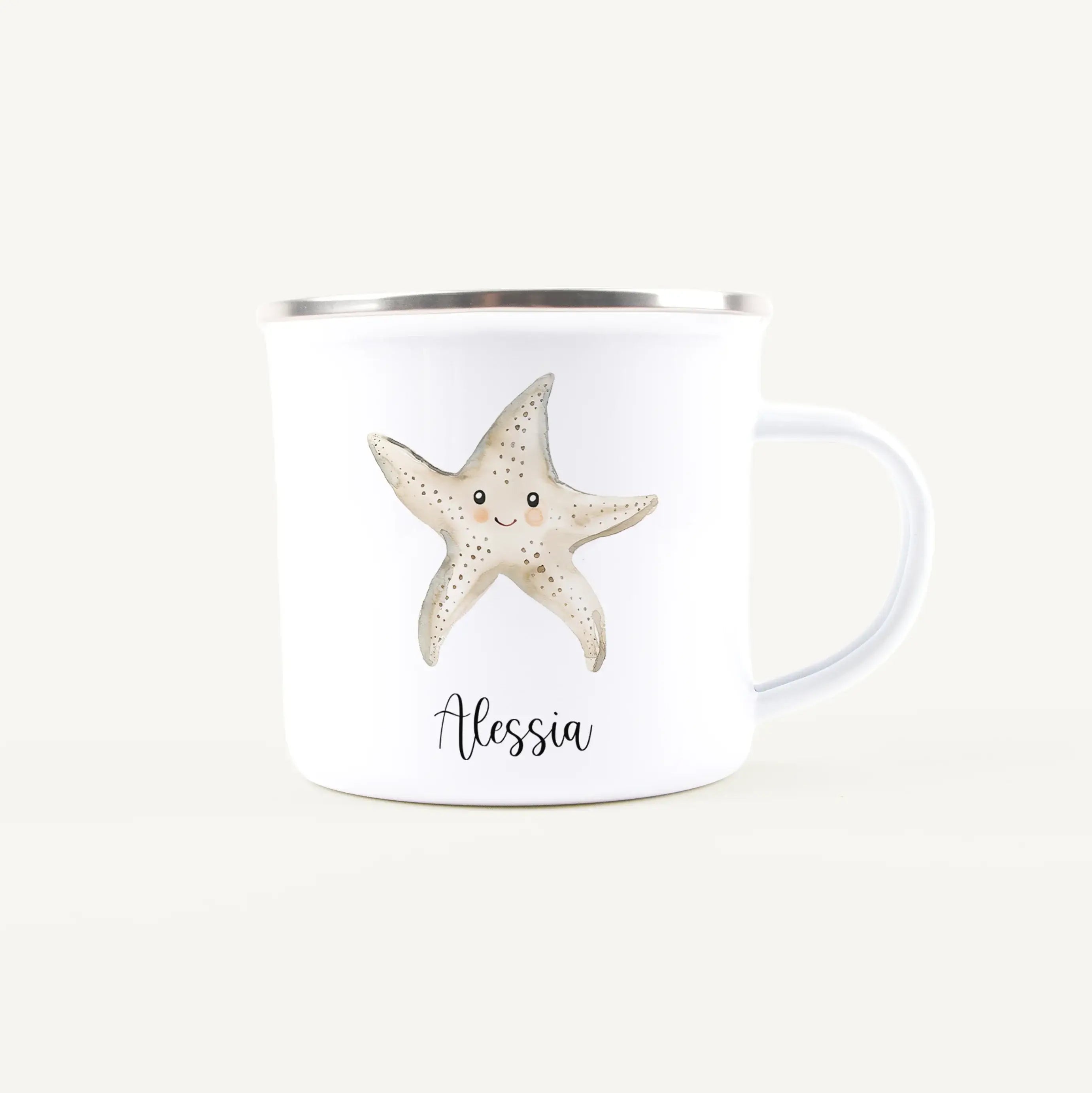Emaille Tasse Seestern-Emaille Tasse-famprints-Die Emaille Tasse Seestern ist ein liebevoll gestaltetes, personalisiertes Trinkgefäß für Kinder und Familien, die maritimes Design und individuelle Geschenke mögen. Der zarte Seestern im Aquarellstil macht d