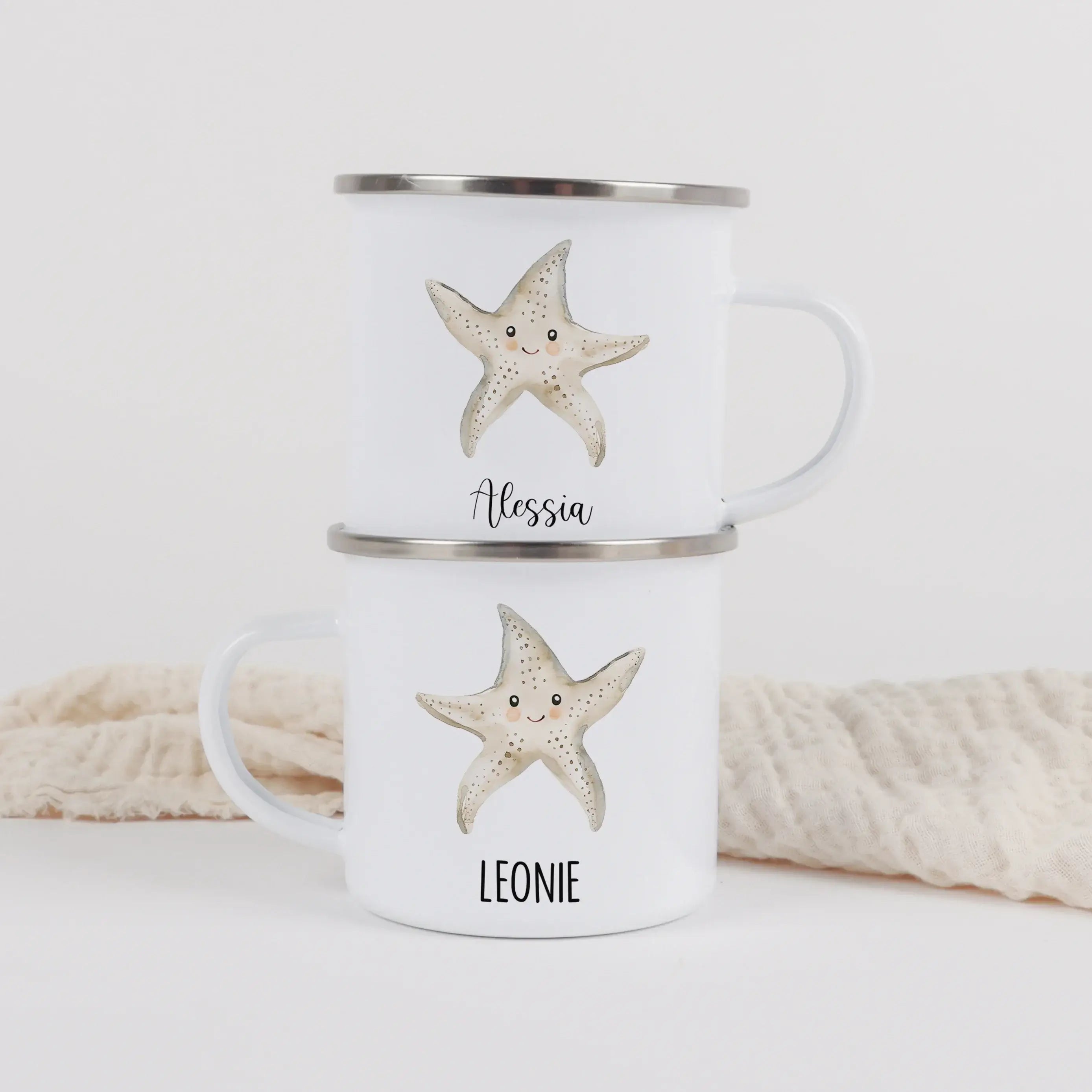 Emaille Tasse Seestern-Emaille Tasse-famprints-Die Emaille Tasse Seestern ist ein liebevoll gestaltetes, personalisiertes Trinkgefäß für Kinder und Familien, die maritimes Design und individuelle Geschenke mögen. Der zarte Seestern im Aquarellstil macht d