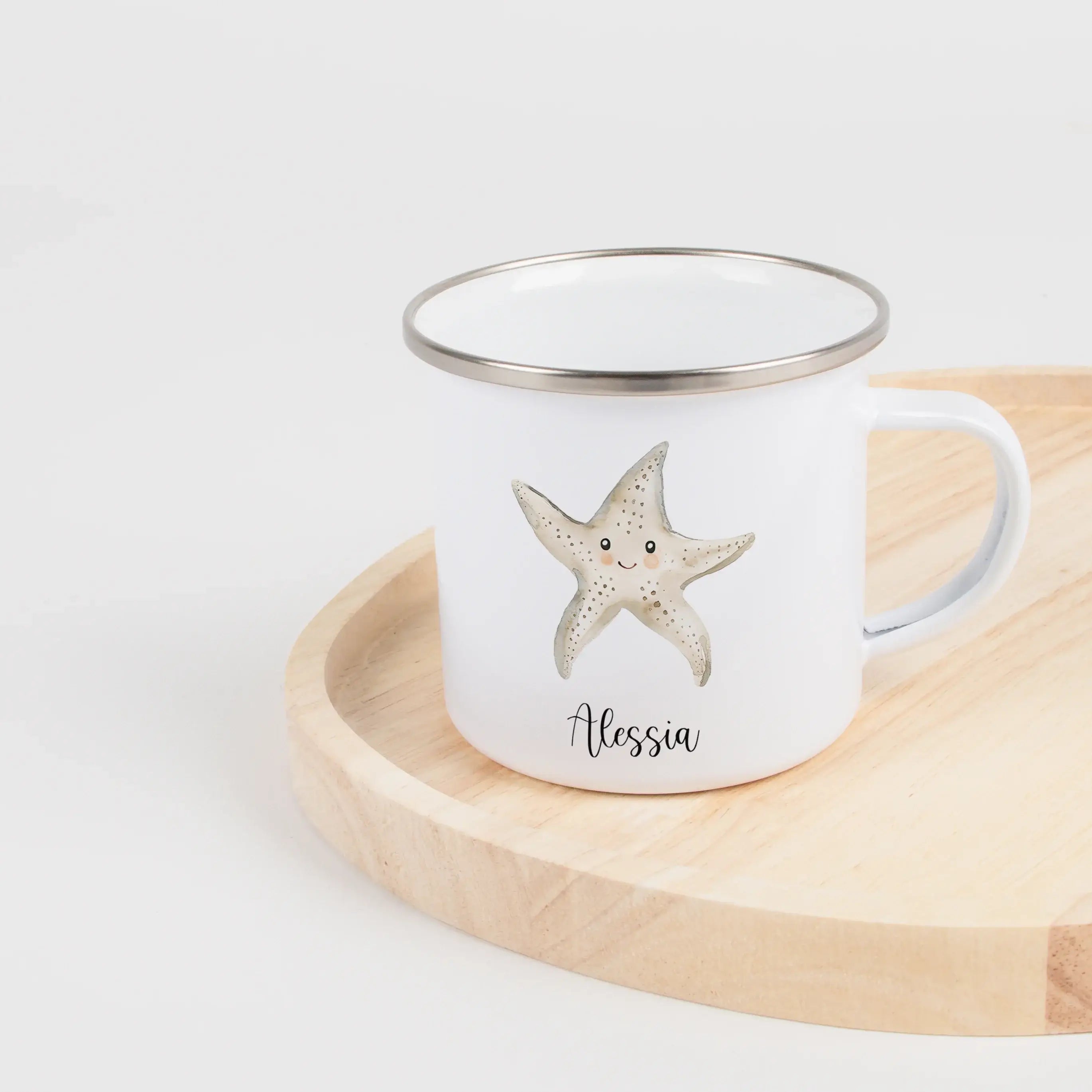 Emaille Tasse Seestern-Emaille Tasse-famprints-Die Emaille Tasse Seestern ist ein liebevoll gestaltetes, personalisiertes Trinkgefäß für Kinder und Familien, die maritimes Design und individuelle Geschenke mögen. Der zarte Seestern im Aquarellstil macht d