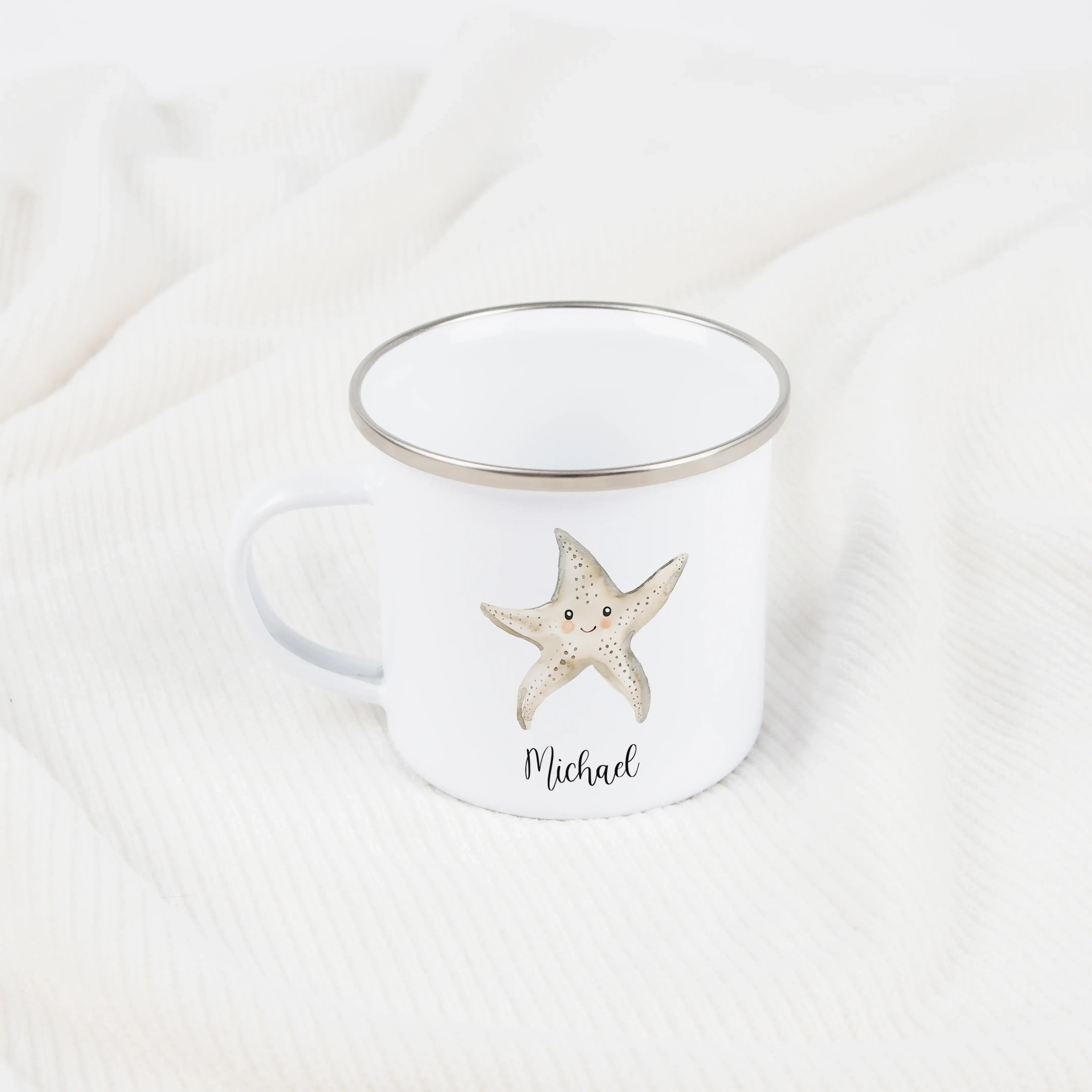 Emaille Tasse Seestern-Emaille Tasse-famprints-Die Emaille Tasse Seestern ist ein liebevoll gestaltetes, personalisiertes Trinkgefäß für Kinder und Familien, die maritimes Design und individuelle Geschenke mögen. Der zarte Seestern im Aquarellstil macht d