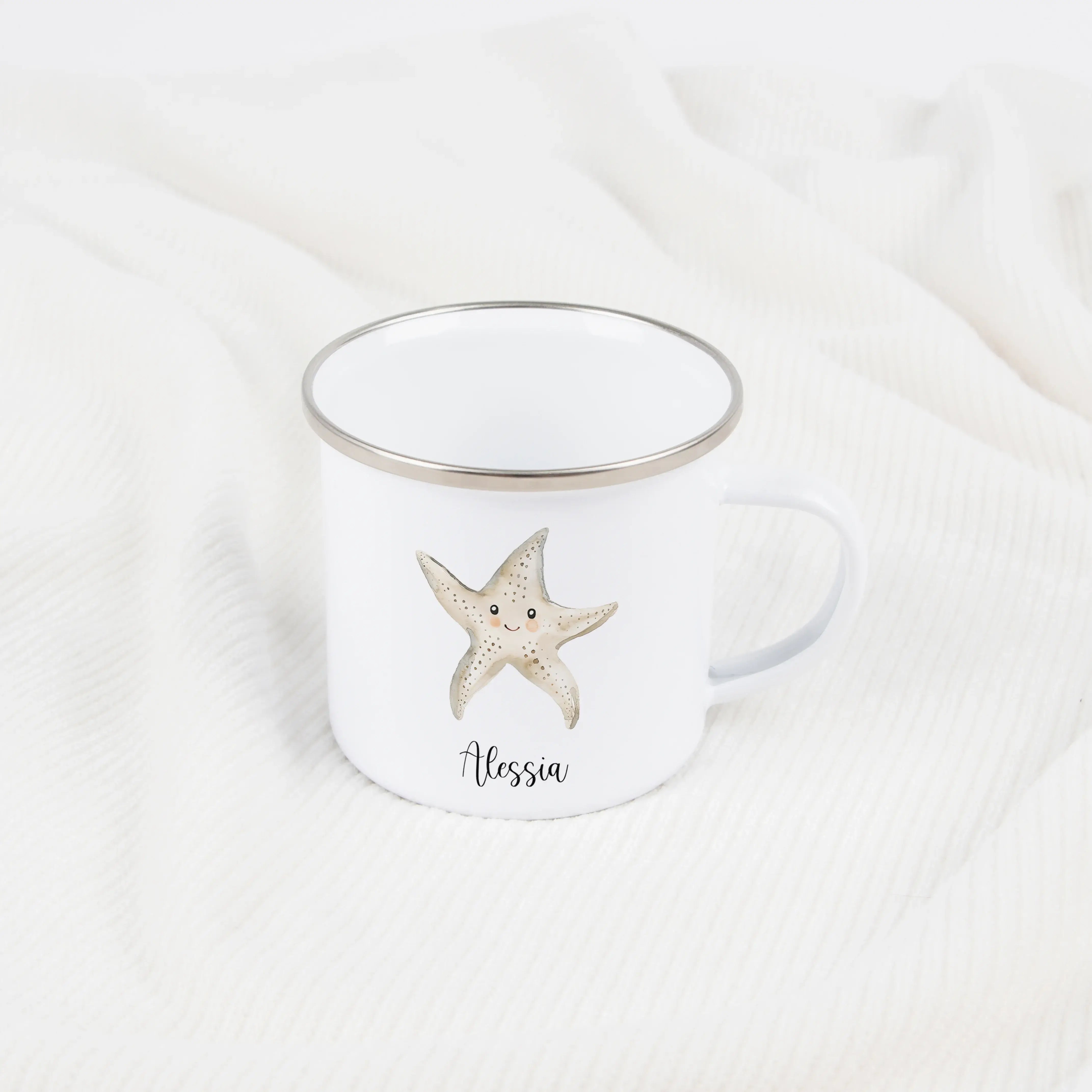 Emaille Tasse Seestern-Emaille Tasse-famprints-Die Emaille Tasse Seestern ist ein liebevoll gestaltetes, personalisiertes Trinkgefäß für Kinder und Familien, die maritimes Design und individuelle Geschenke mögen. Der zarte Seestern im Aquarellstil macht d