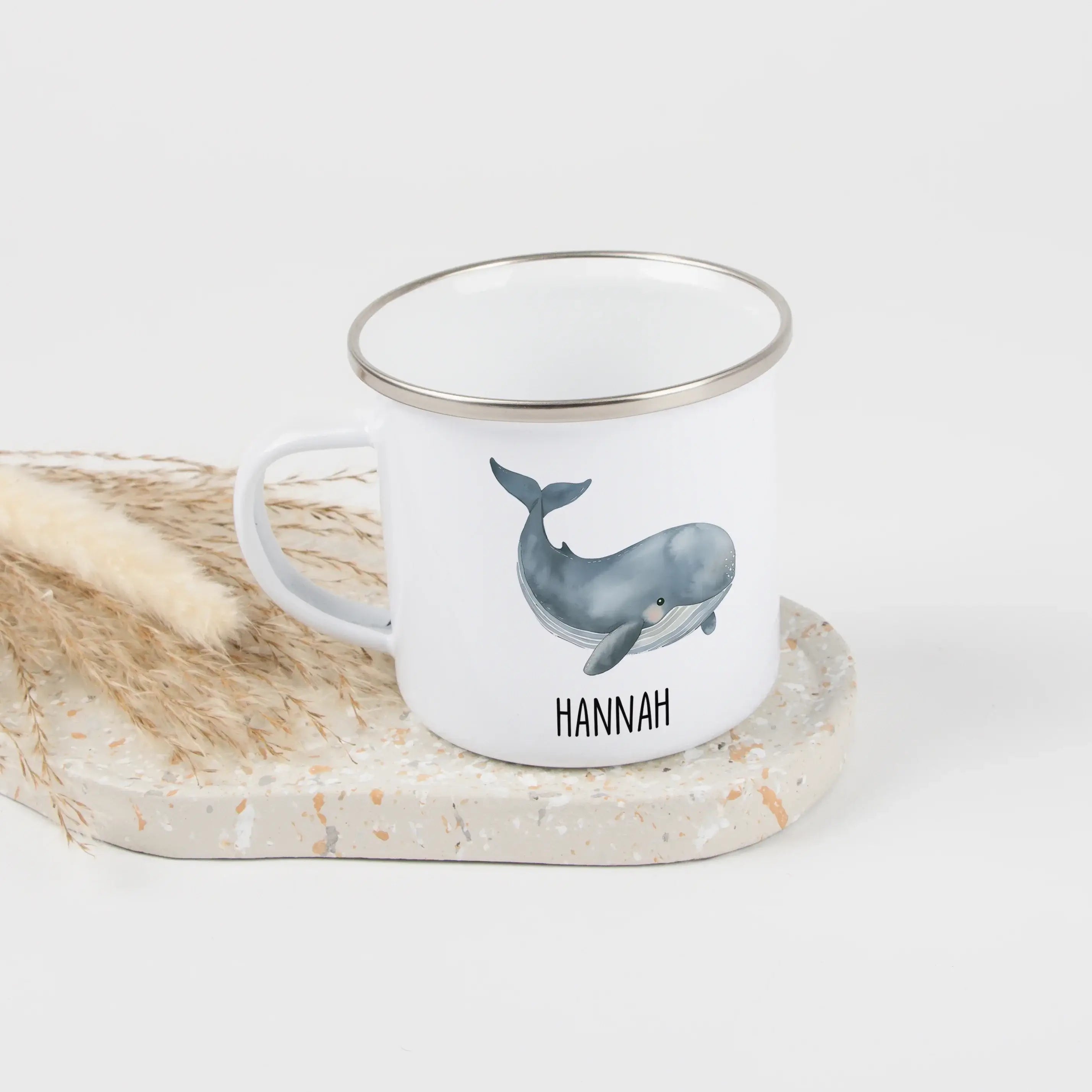 Emaille Tasse Wal-Emaille Tasse-famprints-Die Emaille Tasse Wal von famprints verbindet liebevolles Design mit persönlicher Note und wird schnell zum Lieblingsbecher für Kinder, die Meeresmotive und kleine Abenteuer lieben. Der sanft illustrierte Wal in A