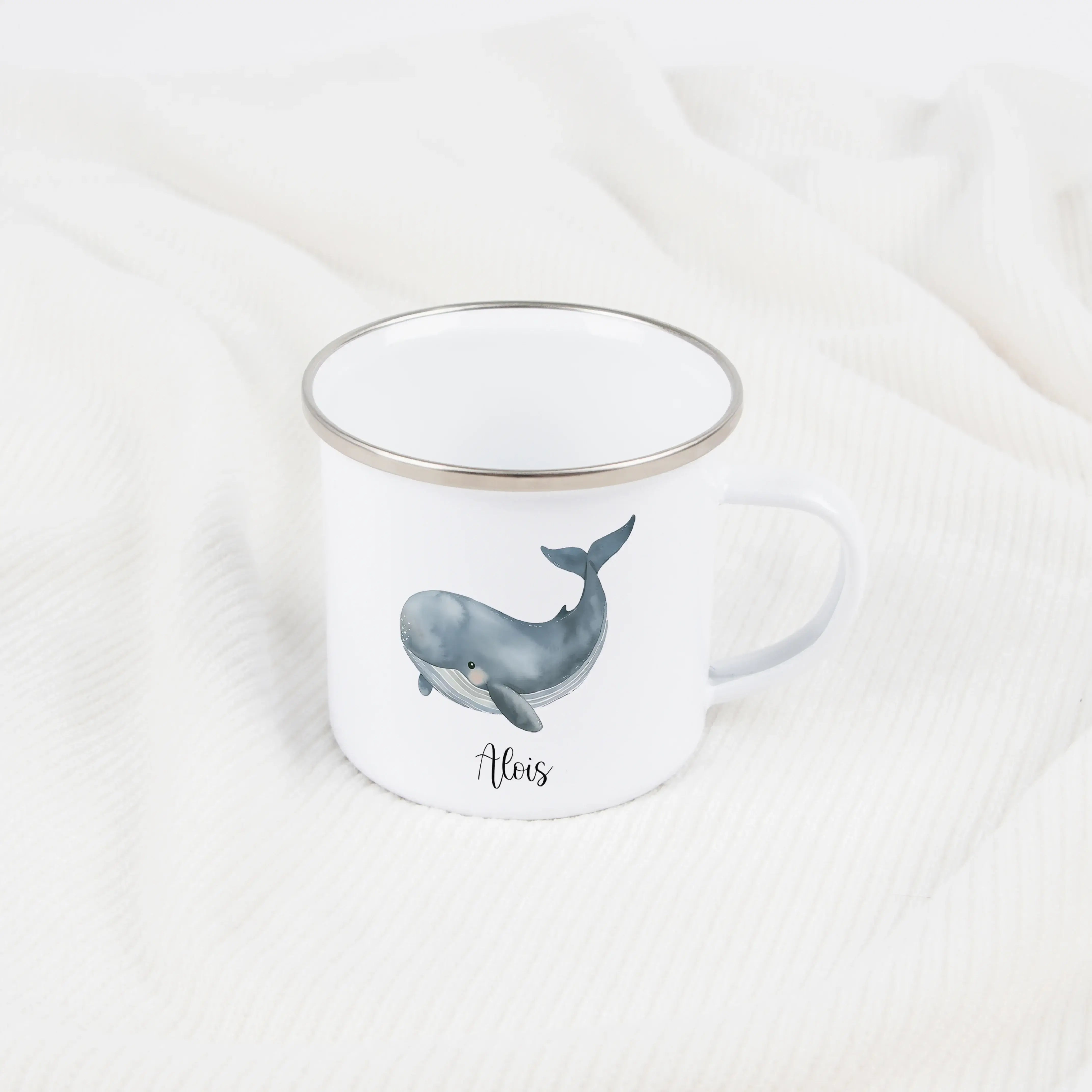 Emaille Tasse Wal-Emaille Tasse-famprints-Die Emaille Tasse Wal von famprints verbindet liebevolles Design mit persönlicher Note und wird schnell zum Lieblingsbecher für Kinder, die Meeresmotive und kleine Abenteuer lieben. Der sanft illustrierte Wal in A