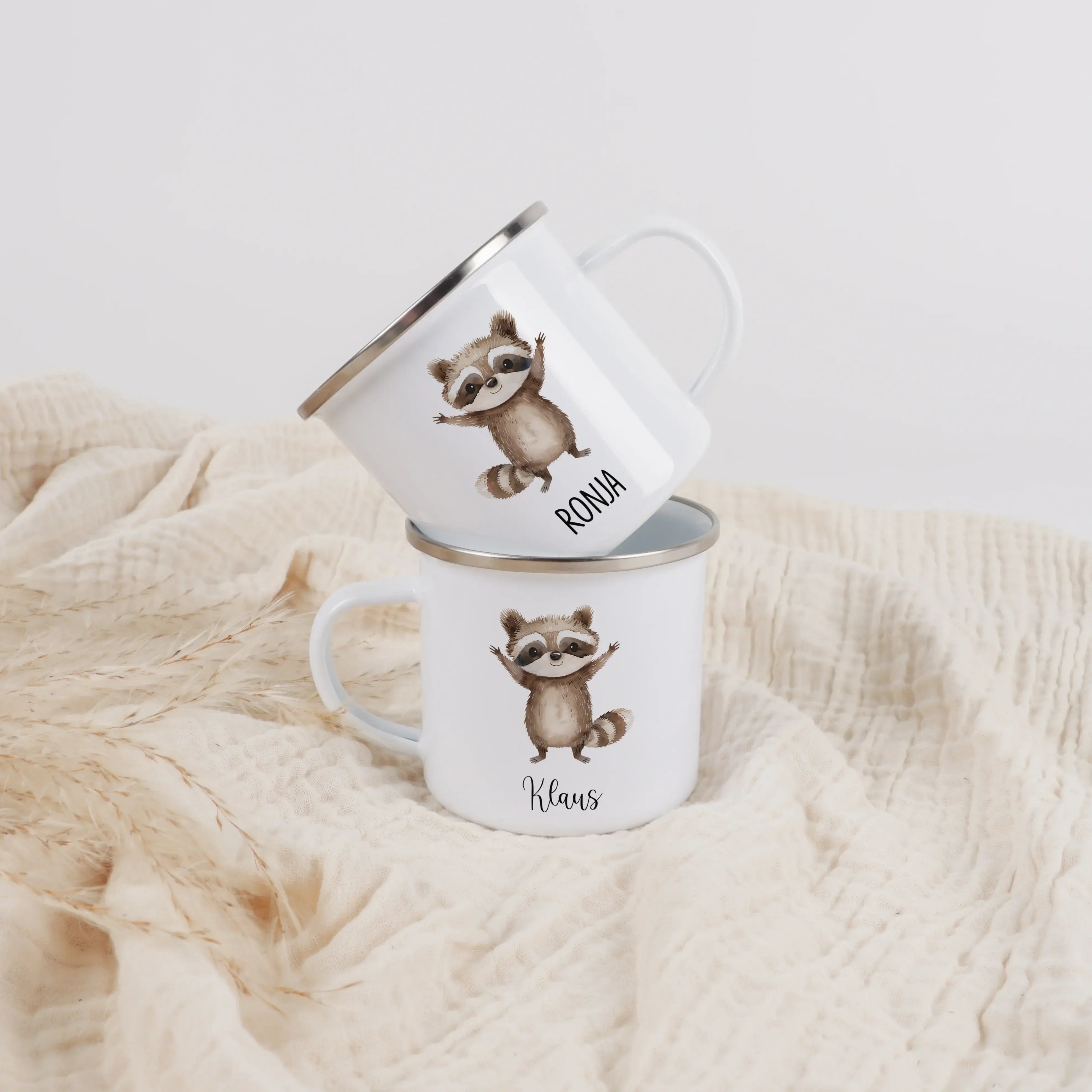 Emaille Tasse Waschbär-Emaille Tasse-famprints-Die Emaille Tasse Waschbär von famprints bringt kleinen Entdeckern ein Stück Freude auf den Frühstückstisch. Das sanfte Aquarellmotiv zeigt einen liebevollen Waschbären, der Kinder beim Trinken begleitet und
