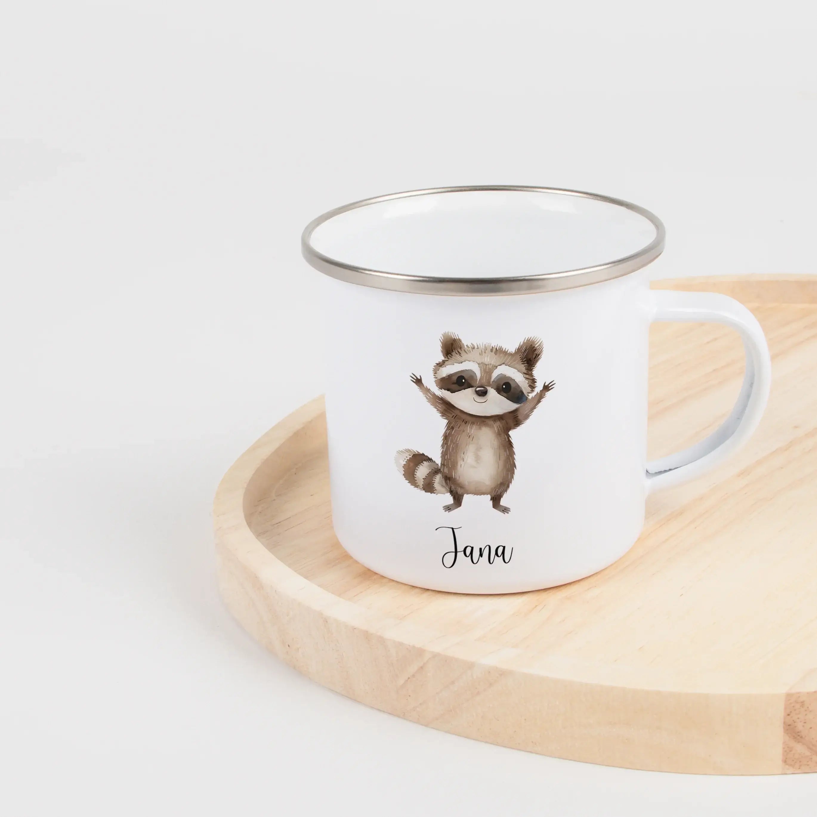 Emaille Tasse Waschbär-Emaille Tasse-famprints-Die Emaille Tasse Waschbär von famprints bringt kleinen Entdeckern ein Stück Freude auf den Frühstückstisch. Das sanfte Aquarellmotiv zeigt einen liebevollen Waschbären, der Kinder beim Trinken begleitet und