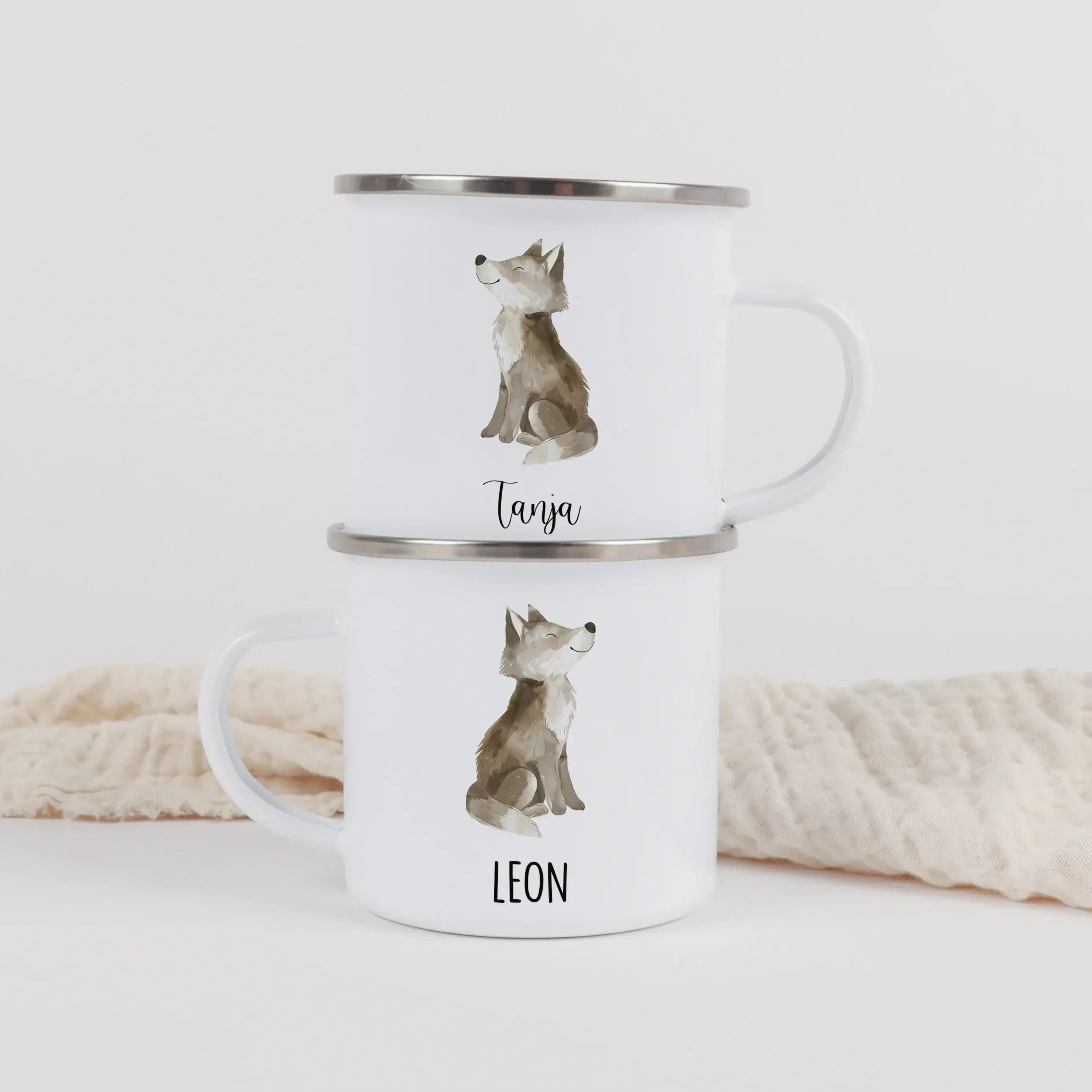 Emaille Tasse Wolf-Emaille Tasse-famprints-Die Emaille Tasse Wolf von famprints ist die richtige Wahl, wenn du einem Kind oder einem Outdoor-Fan eine persönliche Freude machen möchtest. Das liebevoll gestaltete Wolfsmotiv im Aquarellstil wirkt lebendig un