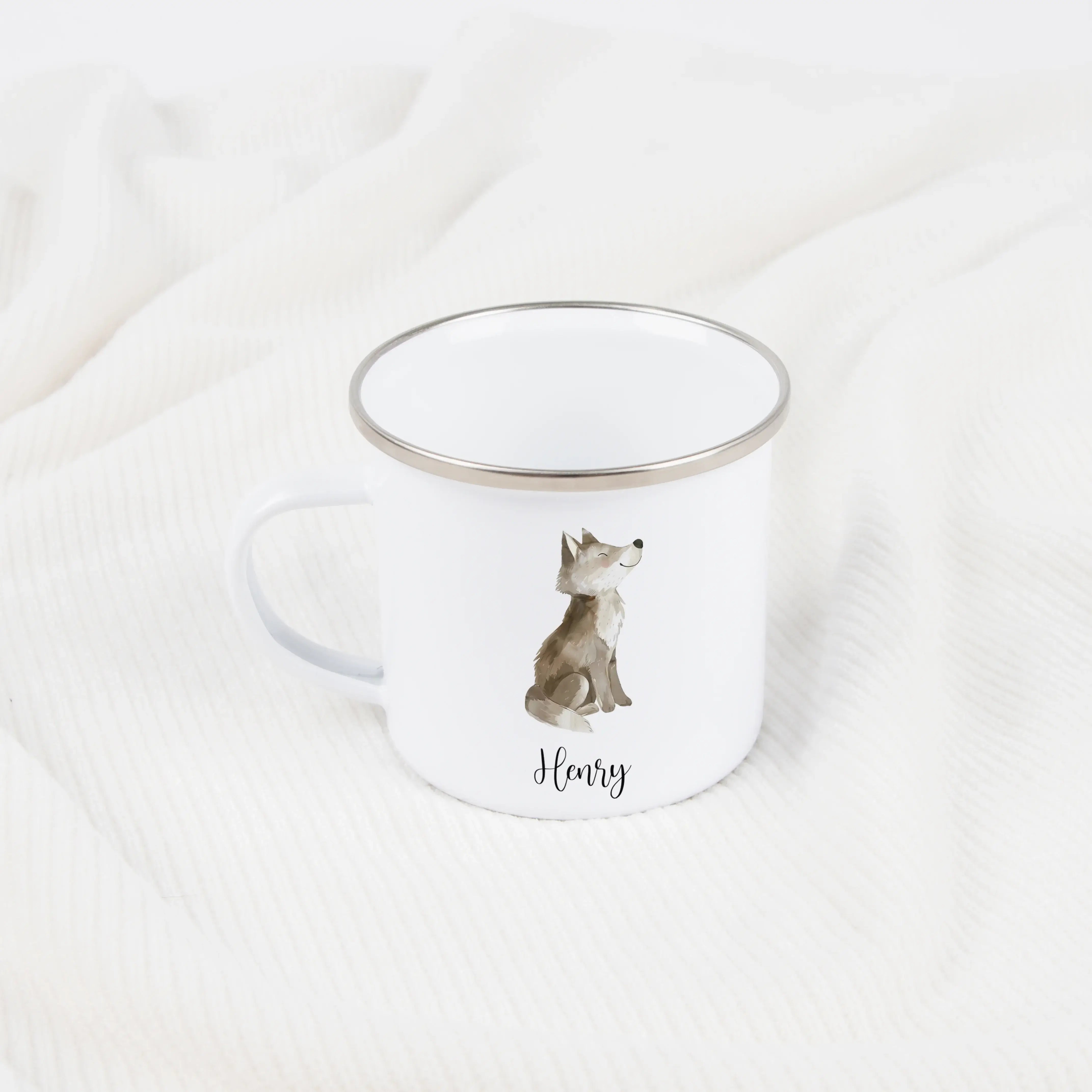 Emaille Tasse Wolf-Emaille Tasse-famprints-Die Emaille Tasse Wolf von famprints ist die richtige Wahl, wenn du einem Kind oder einem Outdoor-Fan eine persönliche Freude machen möchtest. Das liebevoll gestaltete Wolfsmotiv im Aquarellstil wirkt lebendig un