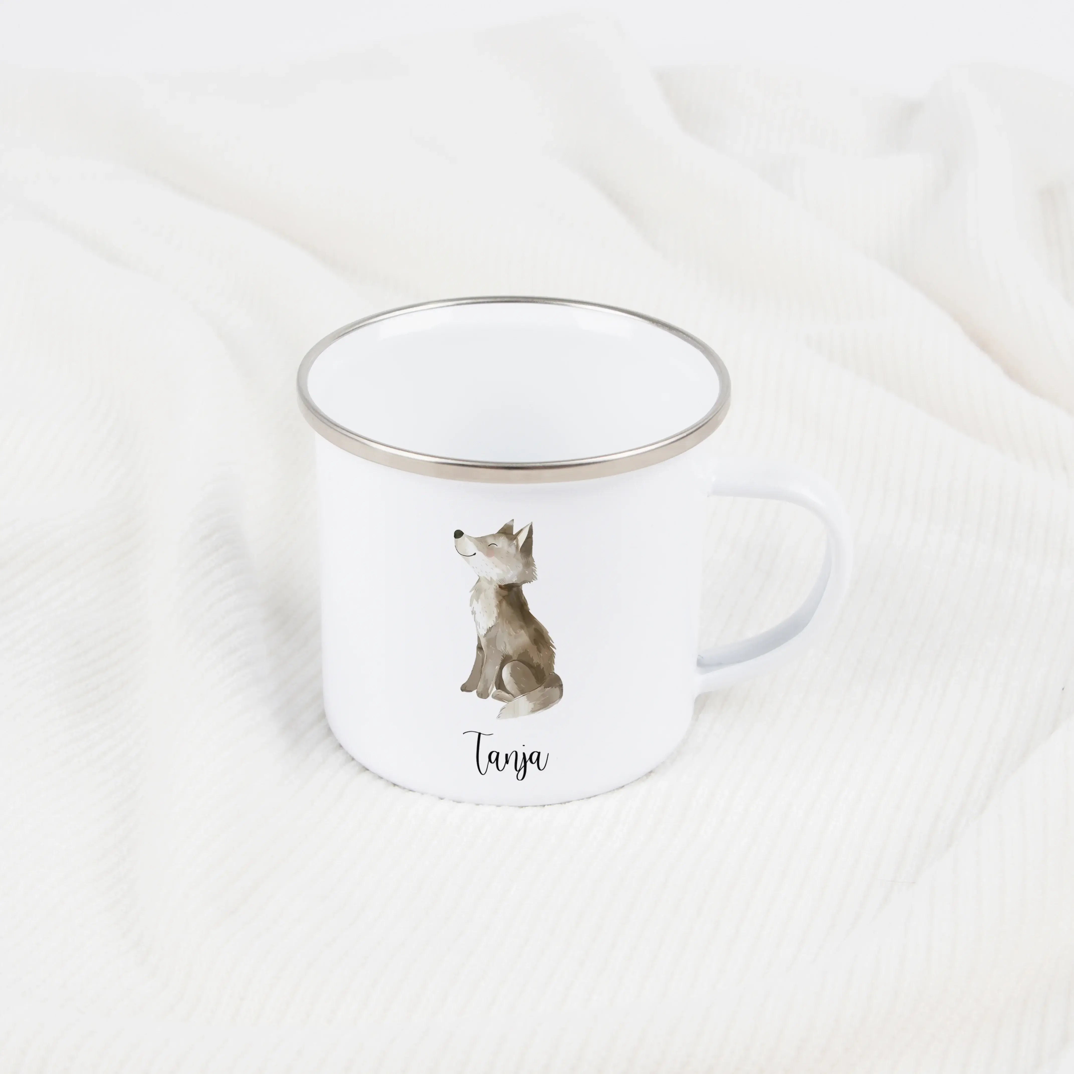 Emaille Tasse Wolf-Emaille Tasse-famprints-Die Emaille Tasse Wolf von famprints ist die richtige Wahl, wenn du einem Kind oder einem Outdoor-Fan eine persönliche Freude machen möchtest. Das liebevoll gestaltete Wolfsmotiv im Aquarellstil wirkt lebendig un