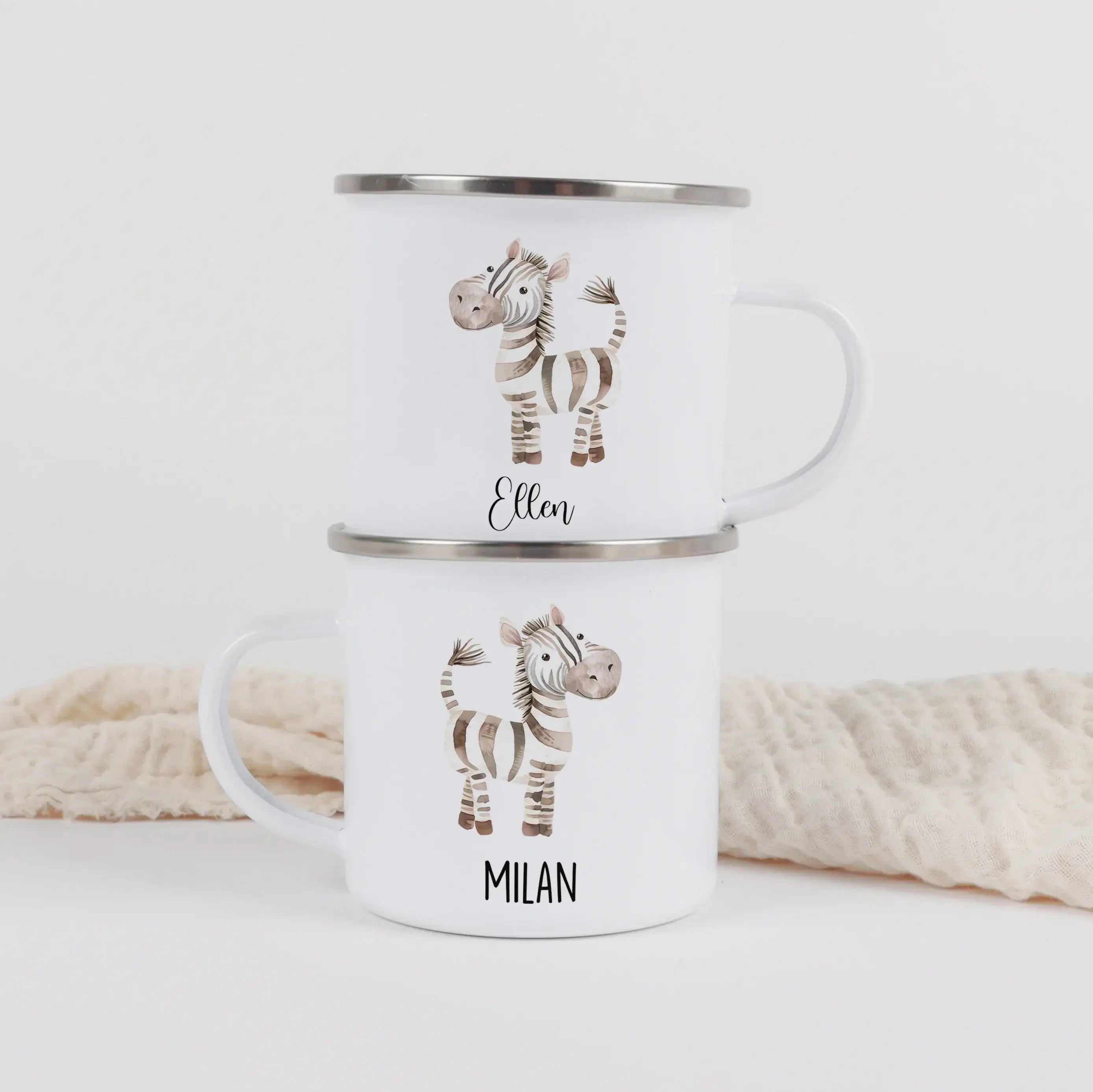 Emaille Tasse Zebra-Emaille Tasse-famprints-Die Emaille Tasse Zebra von famprints ist ein liebevoll gestalteter Trinkbecher für Kinder und Erwachsene, die personalisierte Geschenkideen mit Tiermotiv suchen. Das Zebra Design im Aquarell-Stil macht die Tass