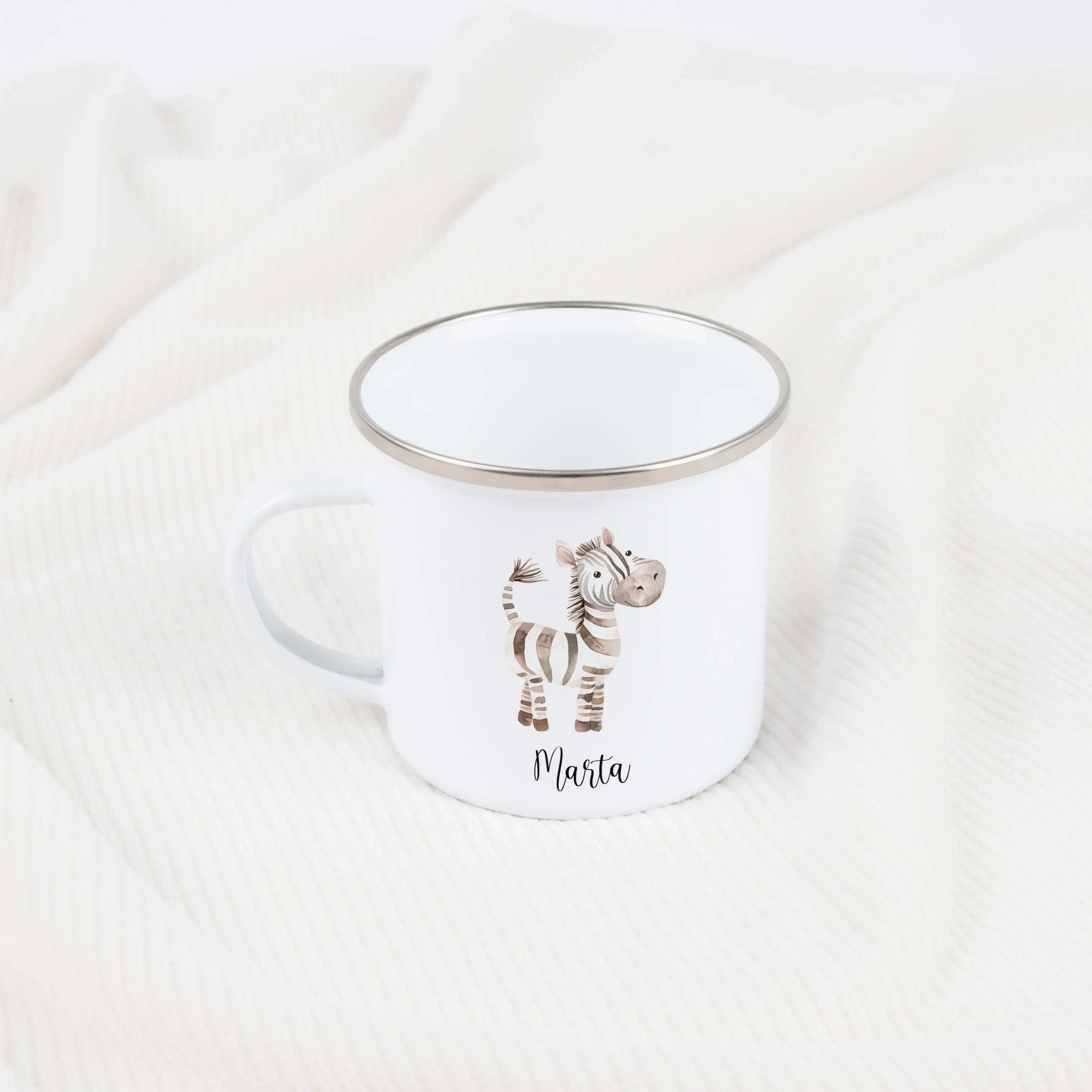Emaille Tasse Zebra-Emaille Tasse-famprints-Die Emaille Tasse Zebra von famprints ist ein liebevoll gestalteter Trinkbecher für Kinder und Erwachsene, die personalisierte Geschenkideen mit Tiermotiv suchen. Das Zebra Design im Aquarell-Stil macht die Tass