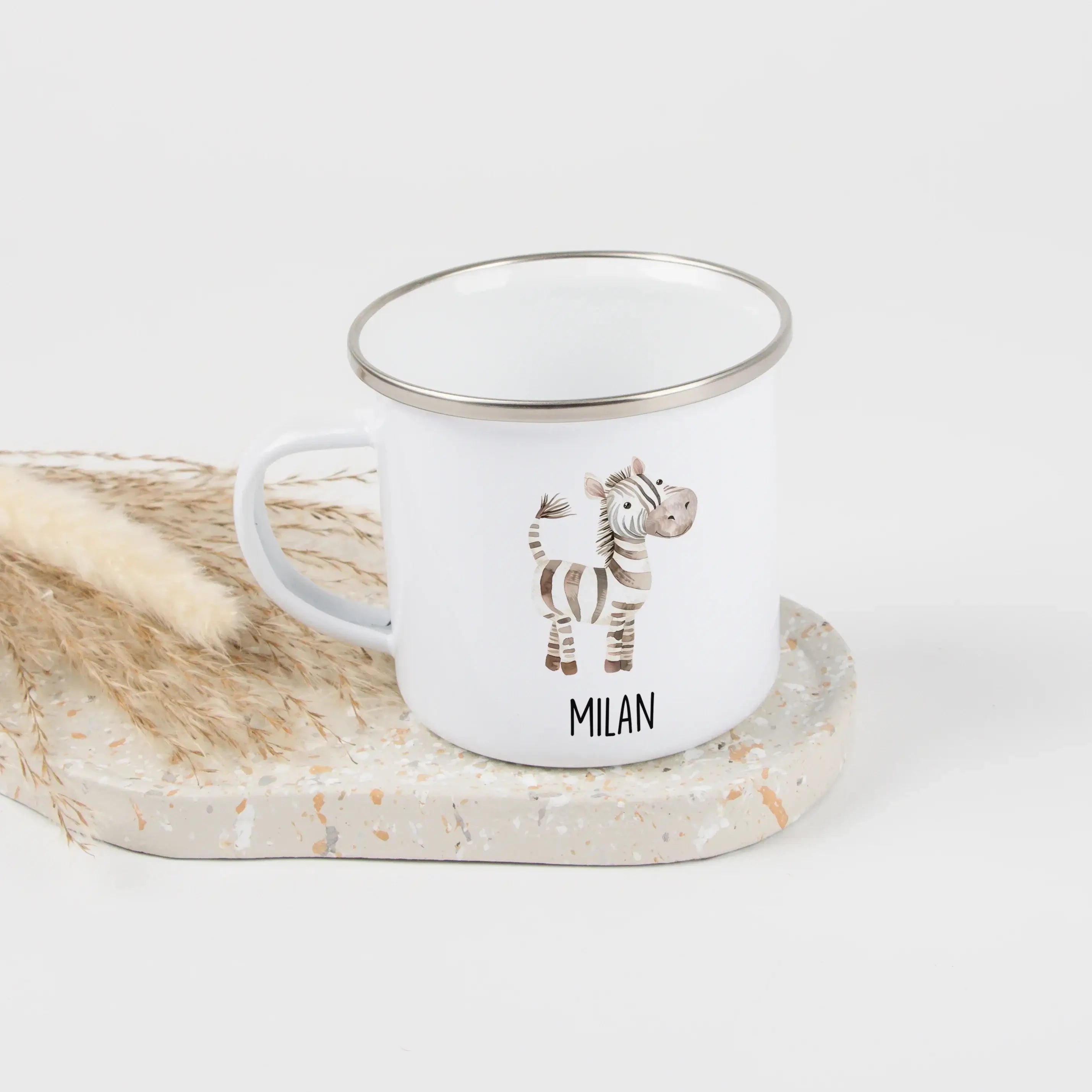 Emaille Tasse Zebra-Emaille Tasse-famprints-Die Emaille Tasse Zebra von famprints ist ein liebevoll gestalteter Trinkbecher für Kinder und Erwachsene, die personalisierte Geschenkideen mit Tiermotiv suchen. Das Zebra Design im Aquarell-Stil macht die Tass