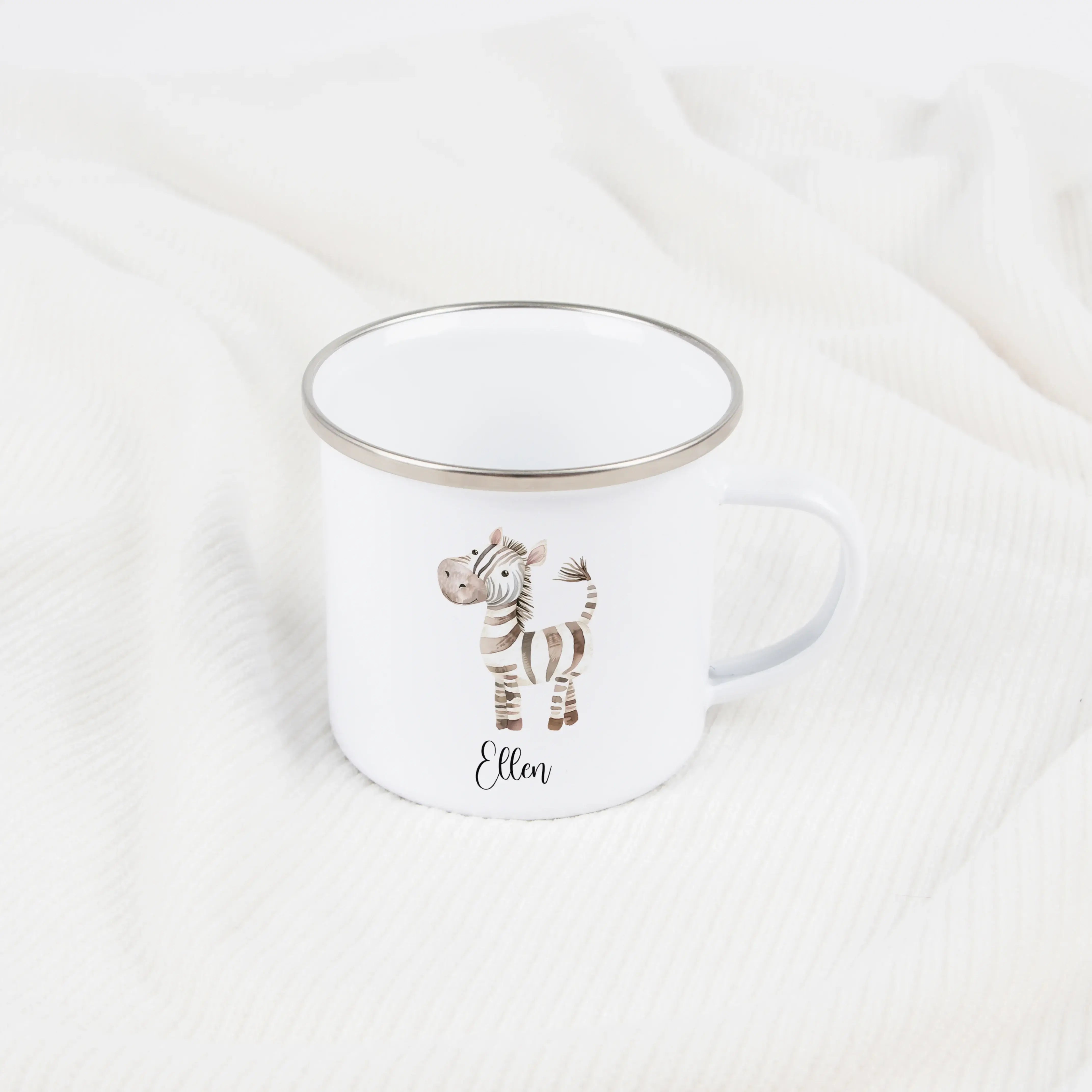Emaille Tasse Zebra-Emaille Tasse-famprints-Die Emaille Tasse Zebra von famprints ist ein liebevoll gestalteter Trinkbecher für Kinder und Erwachsene, die personalisierte Geschenkideen mit Tiermotiv suchen. Das Zebra Design im Aquarell-Stil macht die Tass