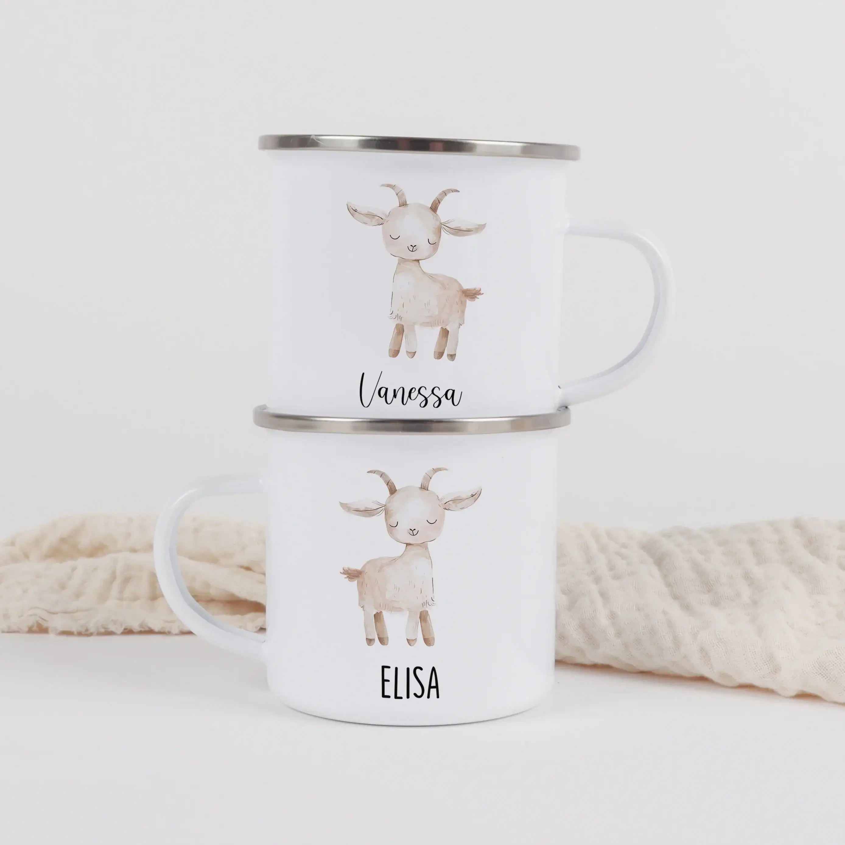 Emaille Tasse Ziege-Emaille Tasse-famprints-Die Emaille Tasse Ziege von famprints ist genau das Richtige, wenn du ein persönliches Geschenk suchst, das im Alltag wirklich genutzt wird. Das liebevoll illustrierte Ziegenmotiv macht die Tasse zu einem echten