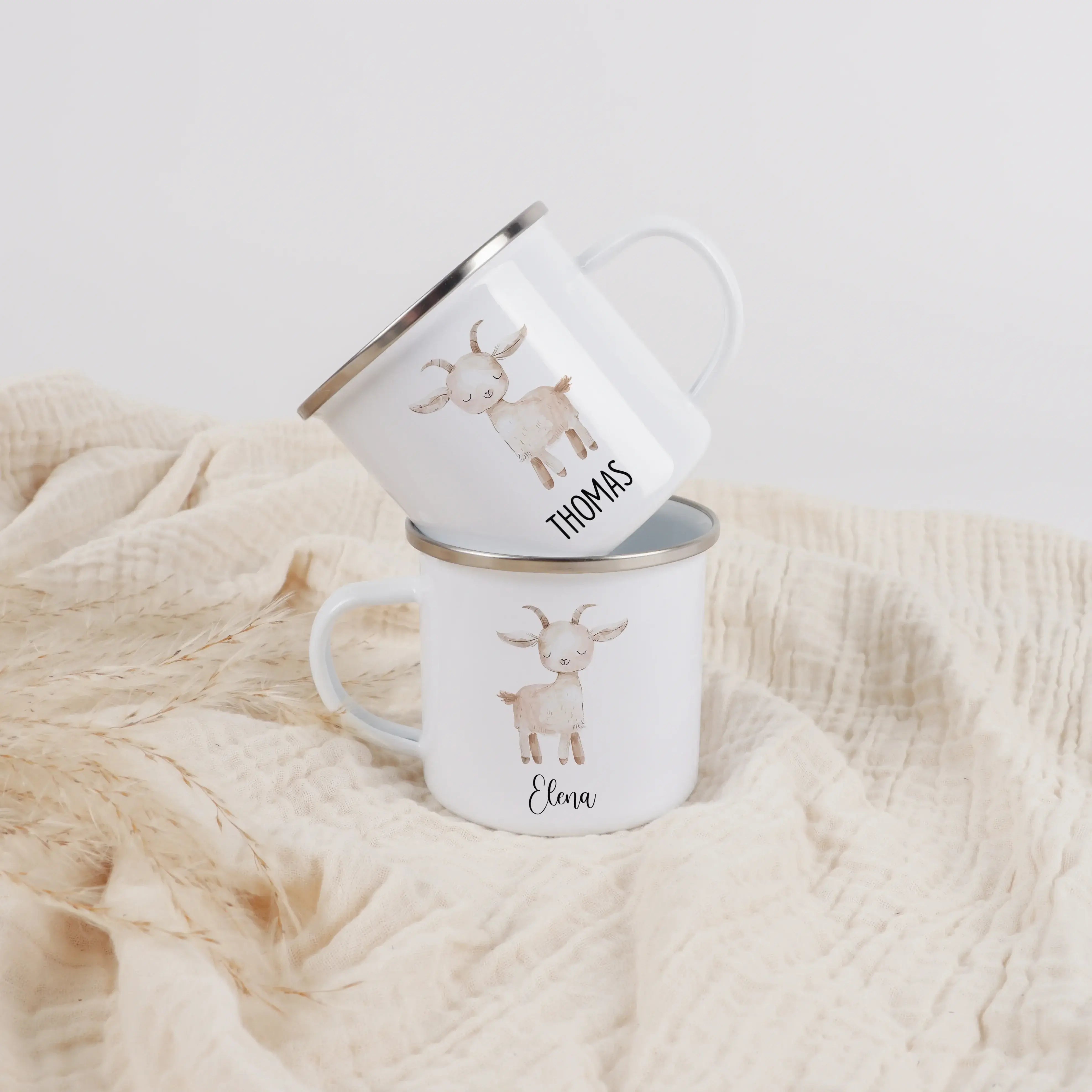 Emaille Tasse Ziege-Emaille Tasse-famprints-Die Emaille Tasse Ziege von famprints ist genau das Richtige, wenn du ein persönliches Geschenk suchst, das im Alltag wirklich genutzt wird. Das liebevoll illustrierte Ziegenmotiv macht die Tasse zu einem echten