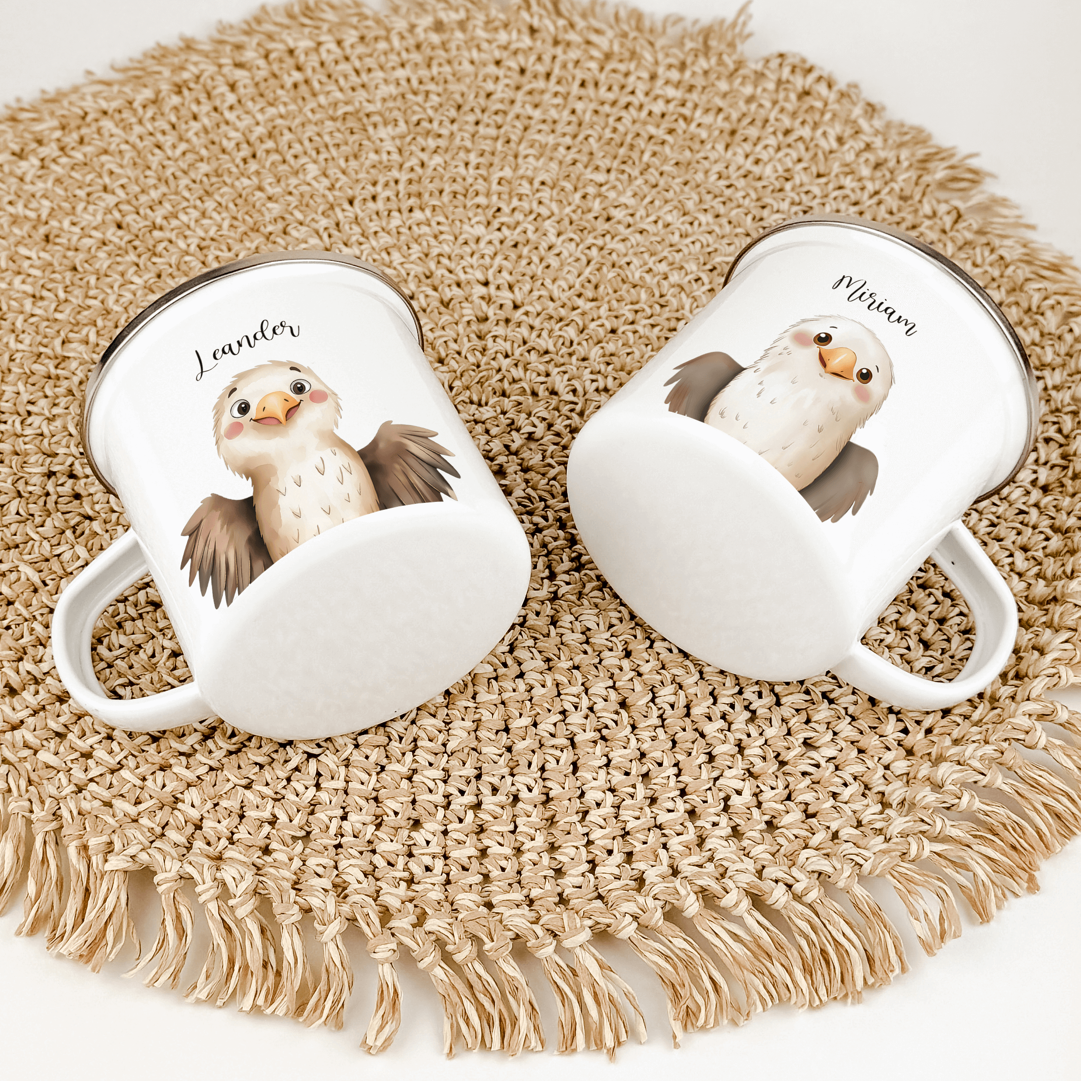 Emaille Tasse Adler Portrait-famprints-Emaille Tasse-Entdecke die exklusive Emaille Tasse Adler Portrait, die Funktionalität und persönlichen Stil perfekt vereint. Diese Tasse ist mehr als nur ein Becher – sie ist ein liebevolles, personalisiertes Geschen