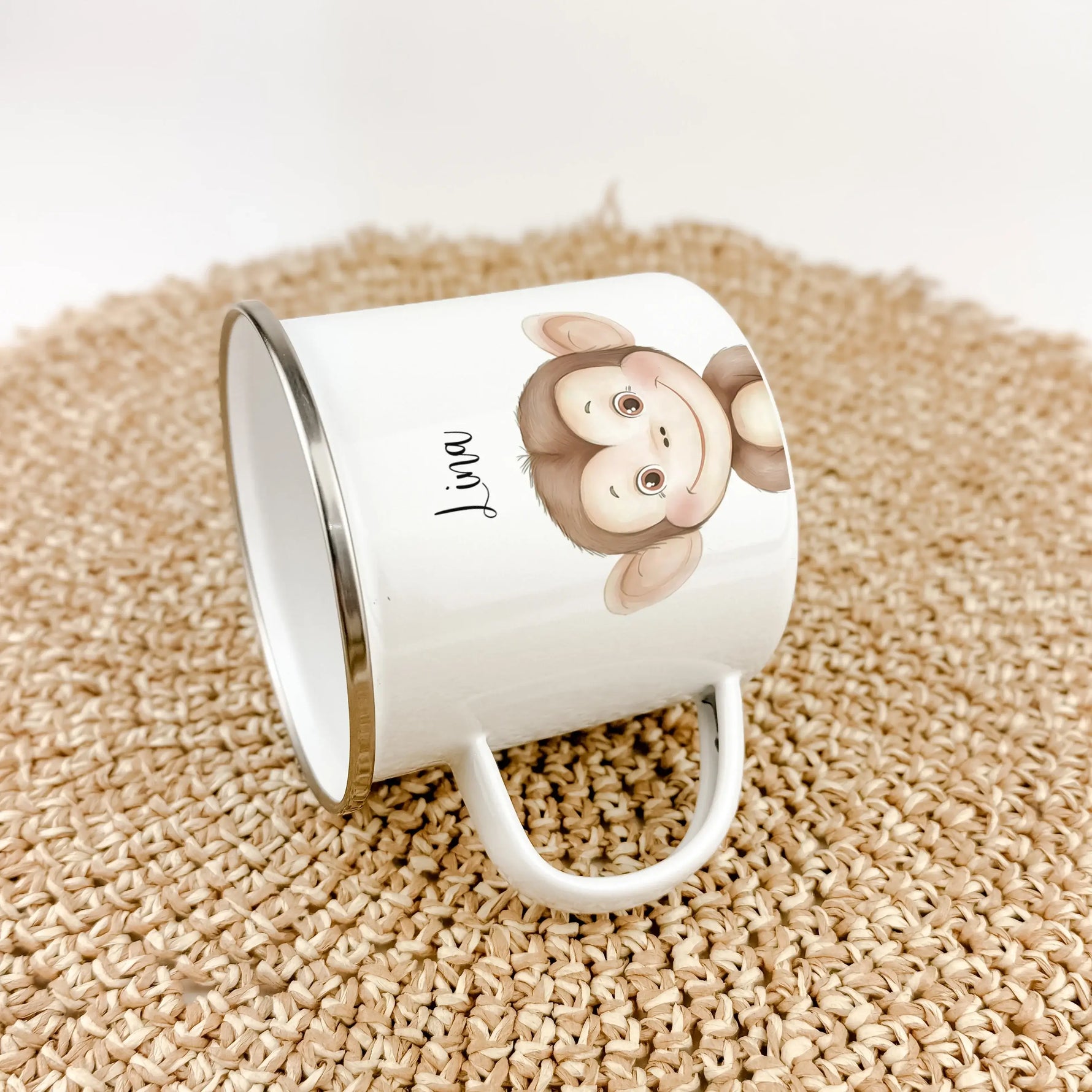Emaille Tasse Affe Portrait-famprints-Emaille Tasse-Entdecke die bezaubernde Emaille Tasse Affe Portrait, die jedes Kind verzaubert! Diese liebevoll gestaltete Emaille Tasse personalisiert macht jeden Schluck zu einem besonderen Moment: Stell dir vor, wie