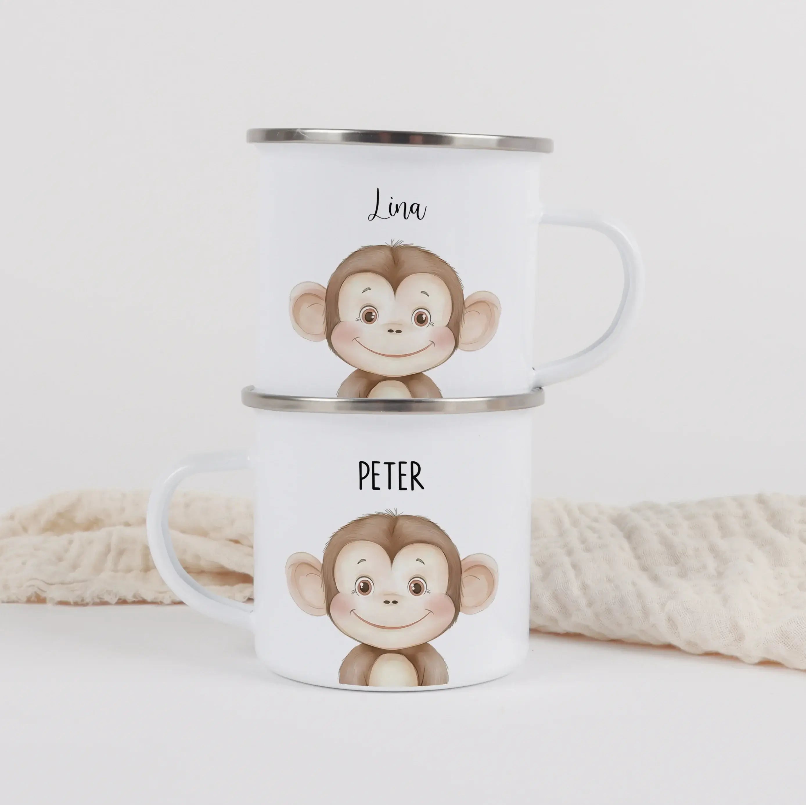 Emaille Tasse Affe Portrait-Emaille Tasse-famprints-Die Emaille Tasse Affe Portrait von famprints verwandelt jeden Schluck in einen kleinen Glücksmoment. Das detailreiche Tiermotiv im Aquarellstil, kombiniert mit deinem persönlichen Wunschnamen, macht die