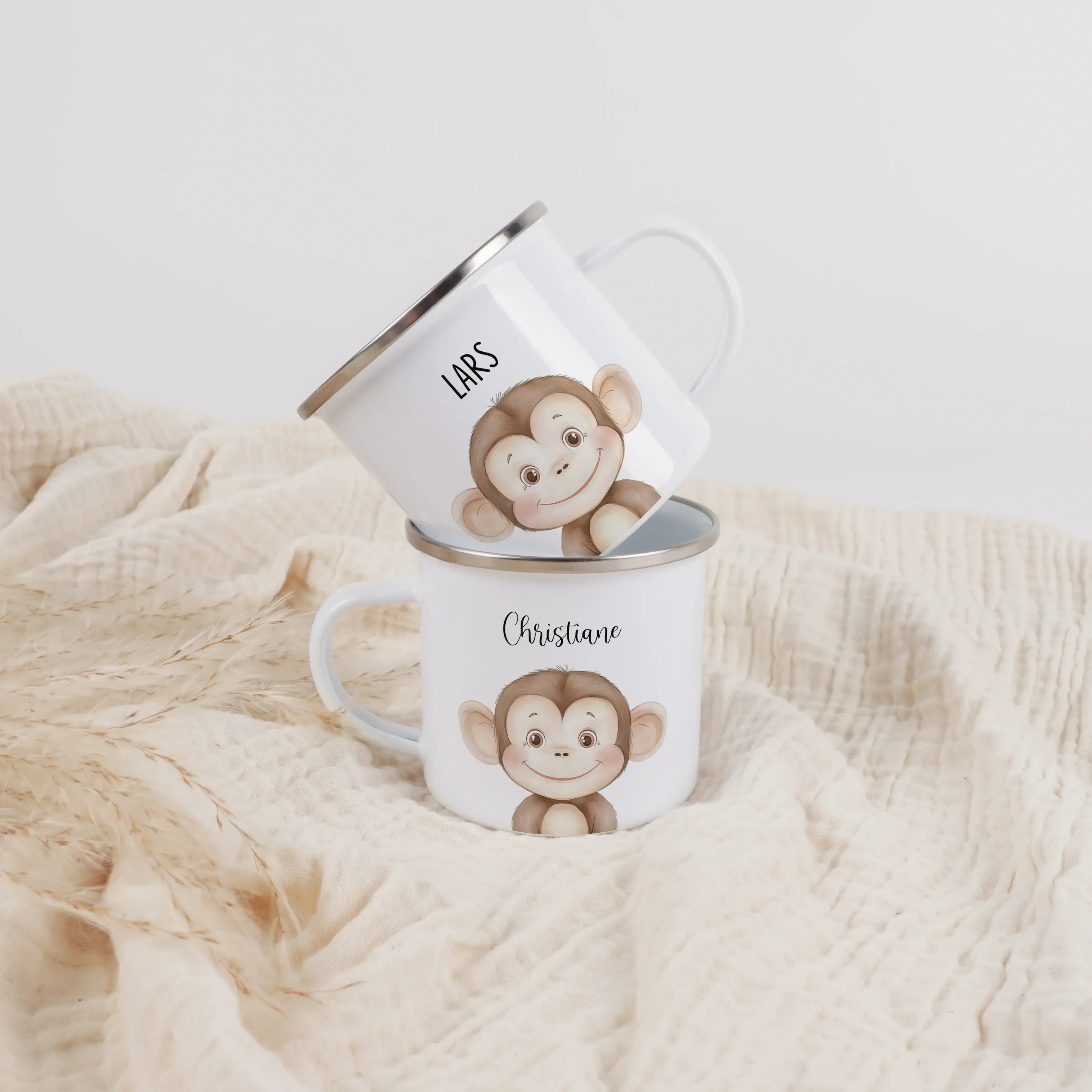 Emaille Tasse Affe Portrait-Emaille Tasse-famprints-Die Emaille Tasse Affe Portrait von famprints verwandelt jeden Schluck in einen kleinen Glücksmoment. Das detailreiche Tiermotiv im Aquarellstil, kombiniert mit deinem persönlichen Wunschnamen, macht die