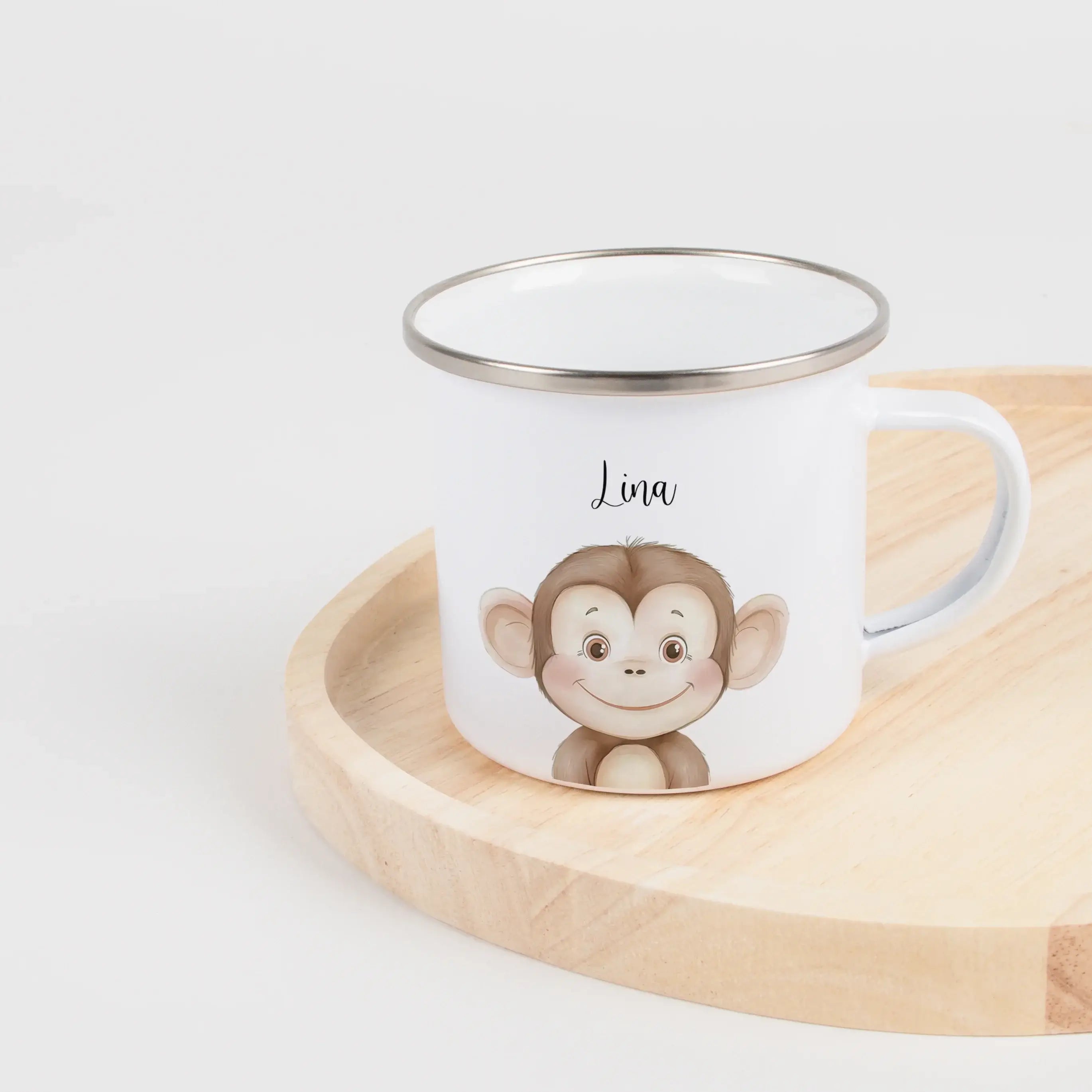 Emaille Tasse Affe Portrait-Emaille Tasse-famprints-Die Emaille Tasse Affe Portrait von famprints verwandelt jeden Schluck in einen kleinen Glücksmoment. Das detailreiche Tiermotiv im Aquarellstil, kombiniert mit deinem persönlichen Wunschnamen, macht die