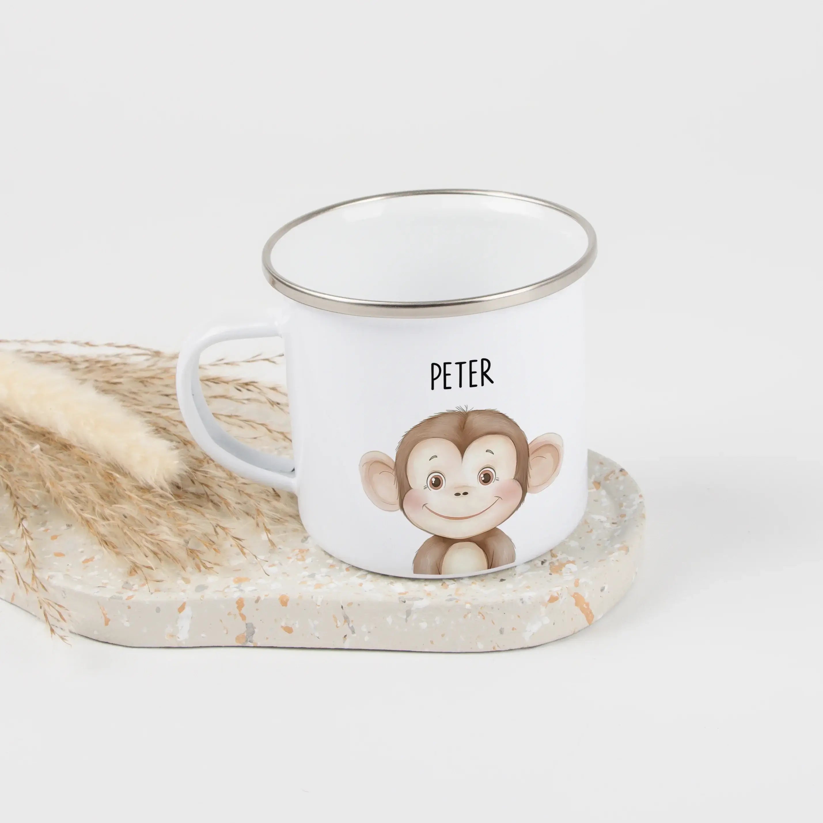 Emaille Tasse Affe Portrait-Emaille Tasse-famprints-Die Emaille Tasse Affe Portrait von famprints verwandelt jeden Schluck in einen kleinen Glücksmoment. Das detailreiche Tiermotiv im Aquarellstil, kombiniert mit deinem persönlichen Wunschnamen, macht die