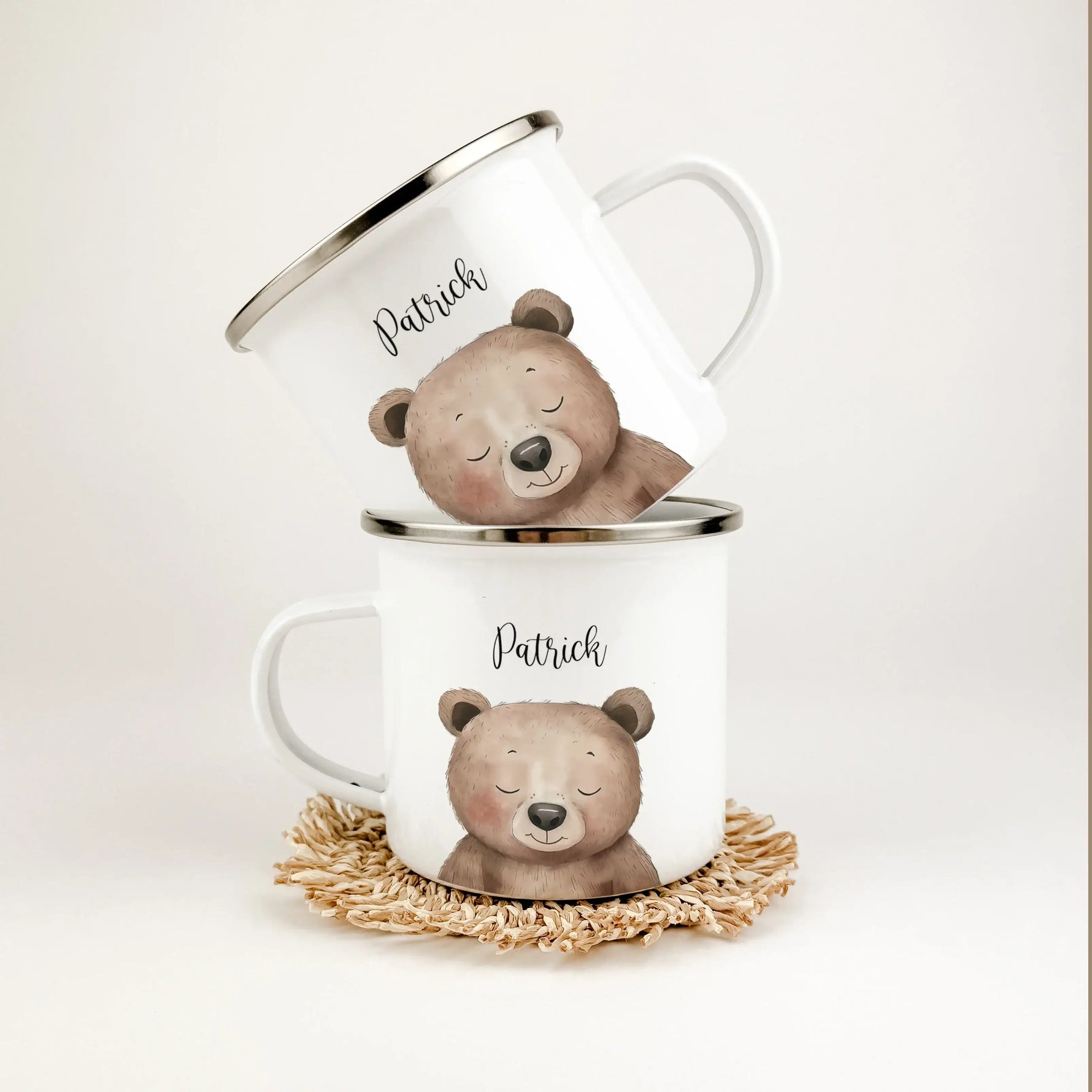 Emaille Tasse Bär Portrait-famprints-Emaille Tasse-Entdecke die zauberhafte Emaille Tasse Bär Portrait – ein persönliches Highlight für kleine Entdecker! Diese Emaille Tasse personalisiert begeistert nicht nur durch ihr ansprechendes Design, sondern auch