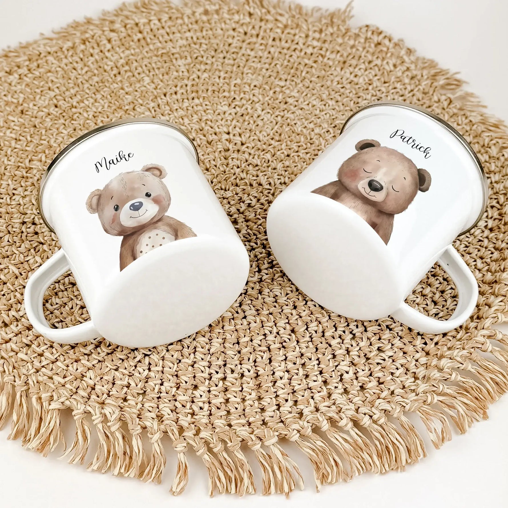 Emaille Tasse Bär Portrait-famprints-Emaille Tasse-Entdecke die zauberhafte Emaille Tasse Bär Portrait – ein persönliches Highlight für kleine Entdecker! Diese Emaille Tasse personalisiert begeistert nicht nur durch ihr ansprechendes Design, sondern auch