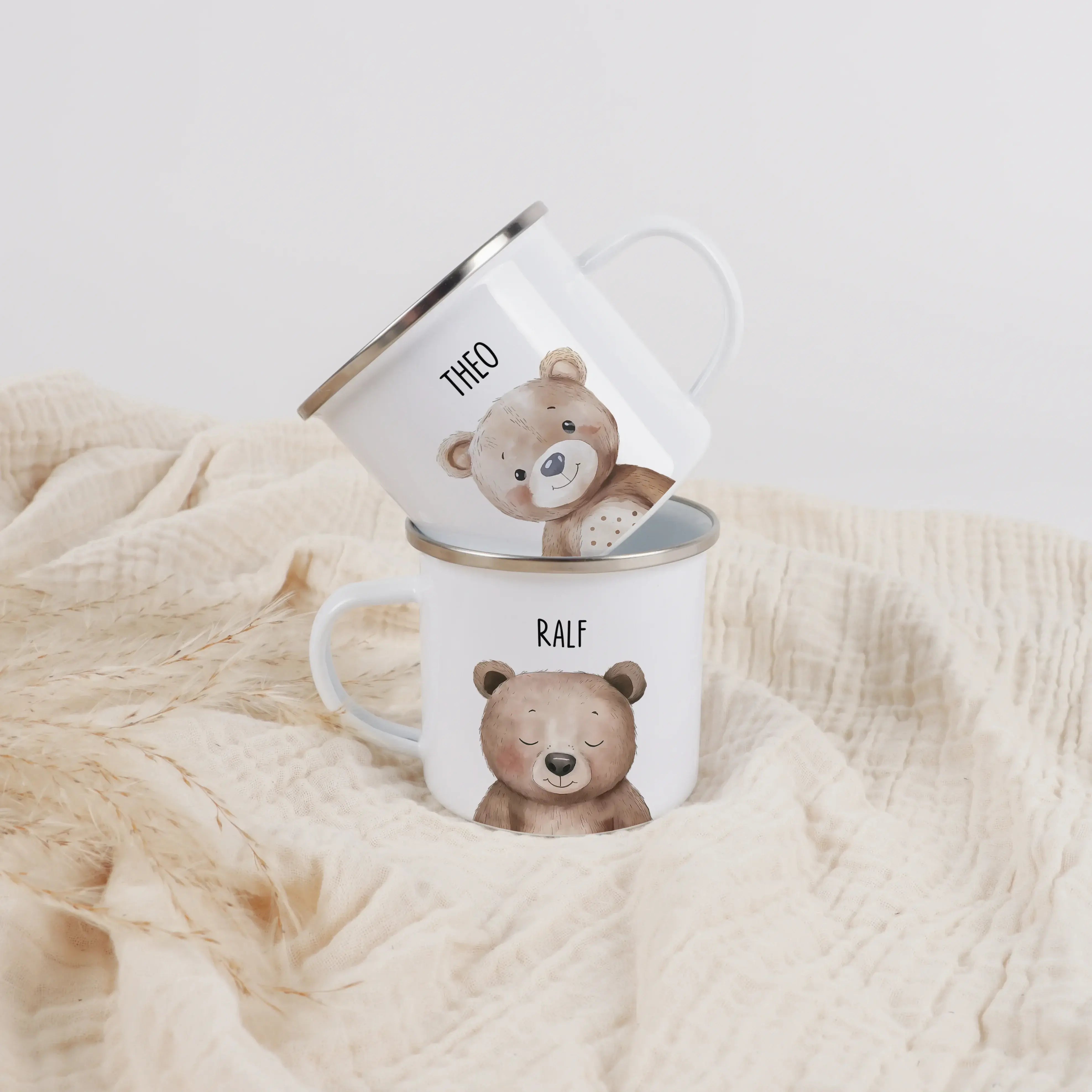 Emaille Tasse Bär Portrait-Emaille Tasse-famprints-Die Emaille Tasse Bär Portrait von famprints verwandelt kleine Momente in persönliche Erinnerungen. Das liebevoll illustrierte Bärenmotiv in sanfter Aquarell-Optik und die Möglichkeit, einen eigenen Namen