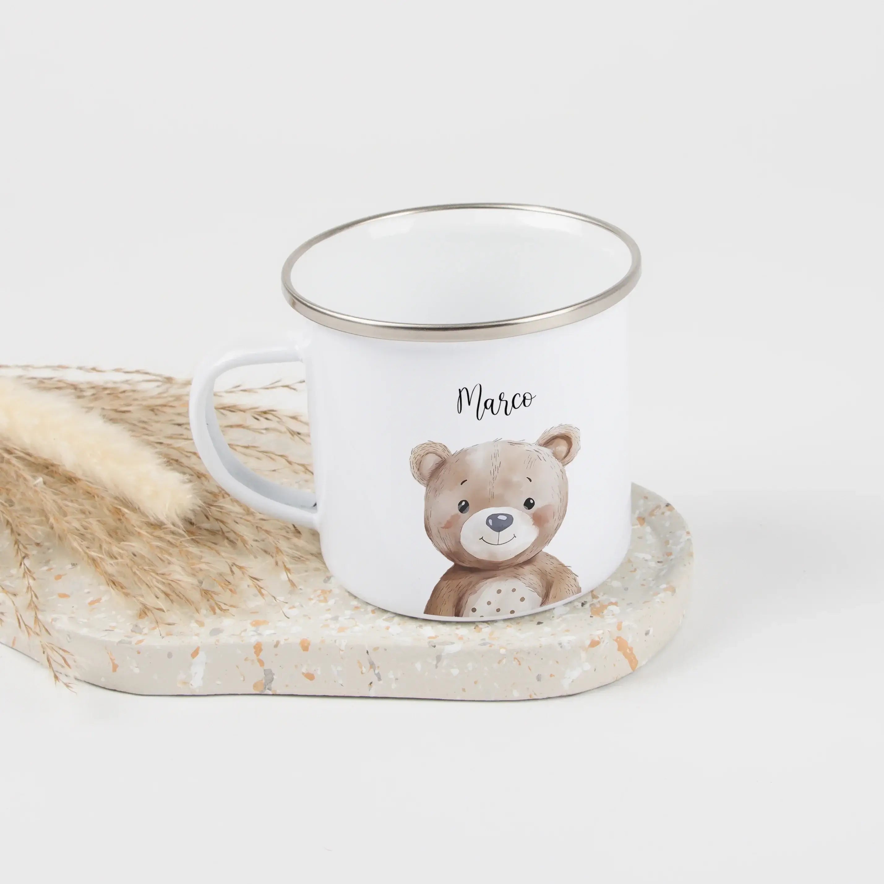 Emaille Tasse Bär Portrait-Emaille Tasse-famprints-Die Emaille Tasse Bär Portrait von famprints verwandelt kleine Momente in persönliche Erinnerungen. Das liebevoll illustrierte Bärenmotiv in sanfter Aquarell-Optik und die Möglichkeit, einen eigenen Namen