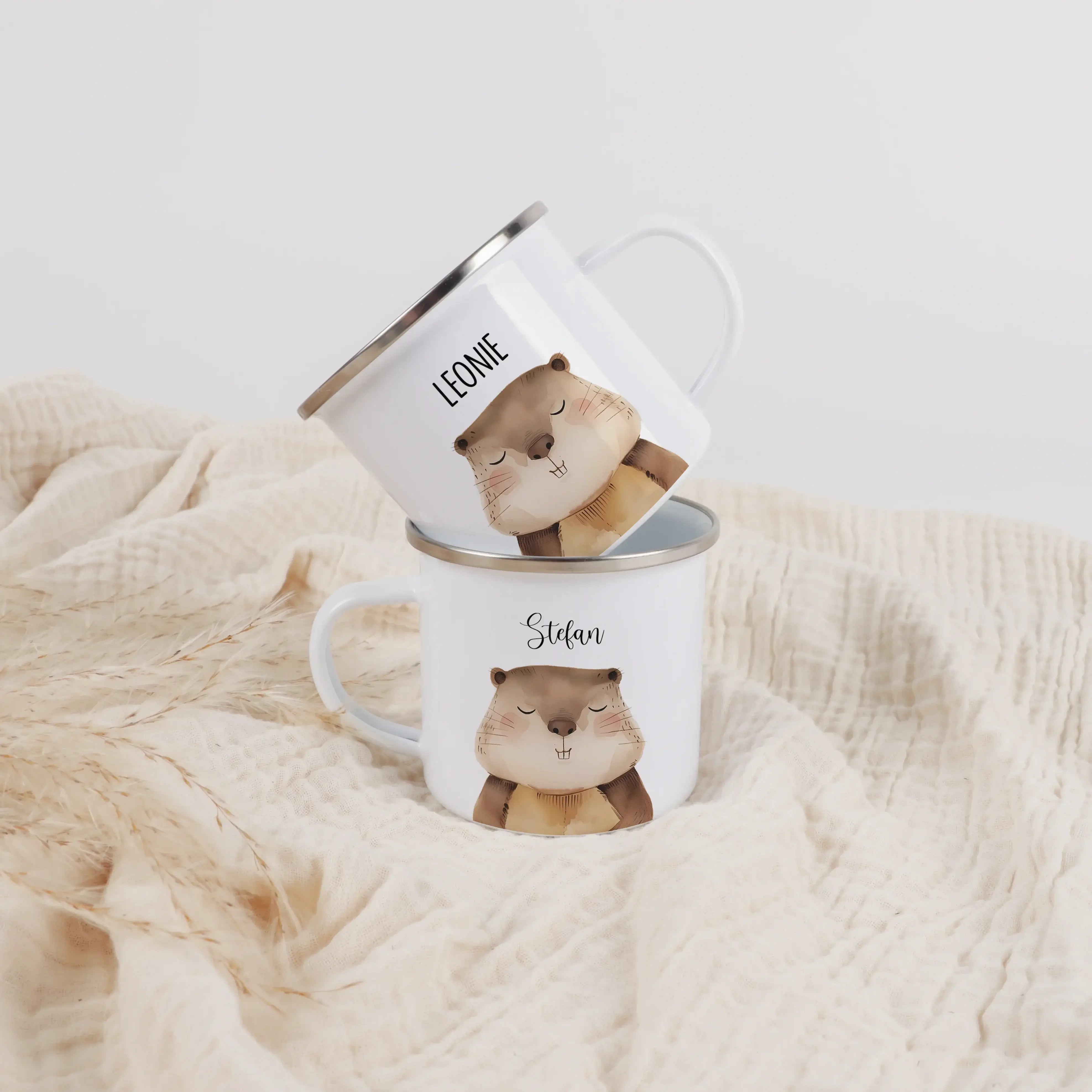 Emaille Tasse Biber Portrait-Emaille Tasse-famprints-Die Emaille Tasse Biber Portrait von famprints ist genau richtig, wenn du ein persönliches Geschenk suchst, das im Alltag Freude macht. Der liebevoll illustrierte Biber im sanften Aquarellstil wirkt fre