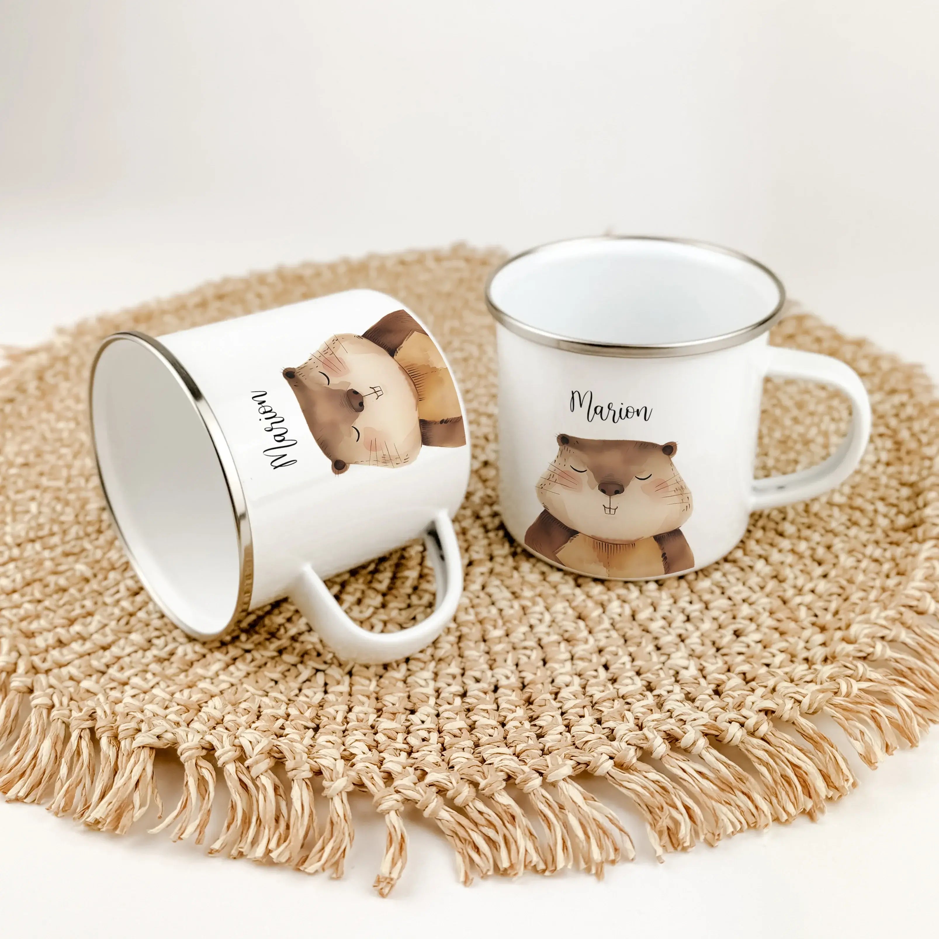 Emaille Tasse Biber Portrait-famprints-Emaille Tasse-Entdecke unsere zauberhafte Emaille Tasse Biber Portrait, die nicht nur ein funktionales Accessoire ist, sondern auch jeden Schluck zu einem besonderen Erlebnis macht! Diese Emaille Tasse personalisiert