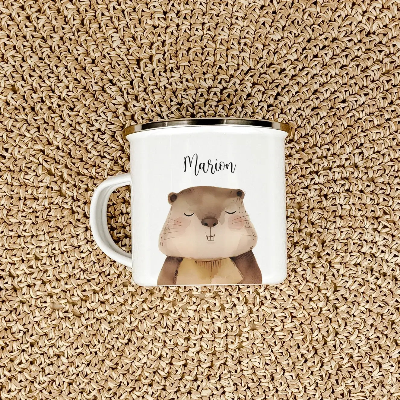 Emaille Tasse Biber Portrait-famprints-Emaille Tasse-Entdecke unsere zauberhafte Emaille Tasse Biber Portrait, die nicht nur ein funktionales Accessoire ist, sondern auch jeden Schluck zu einem besonderen Erlebnis macht! Diese Emaille Tasse personalisiert