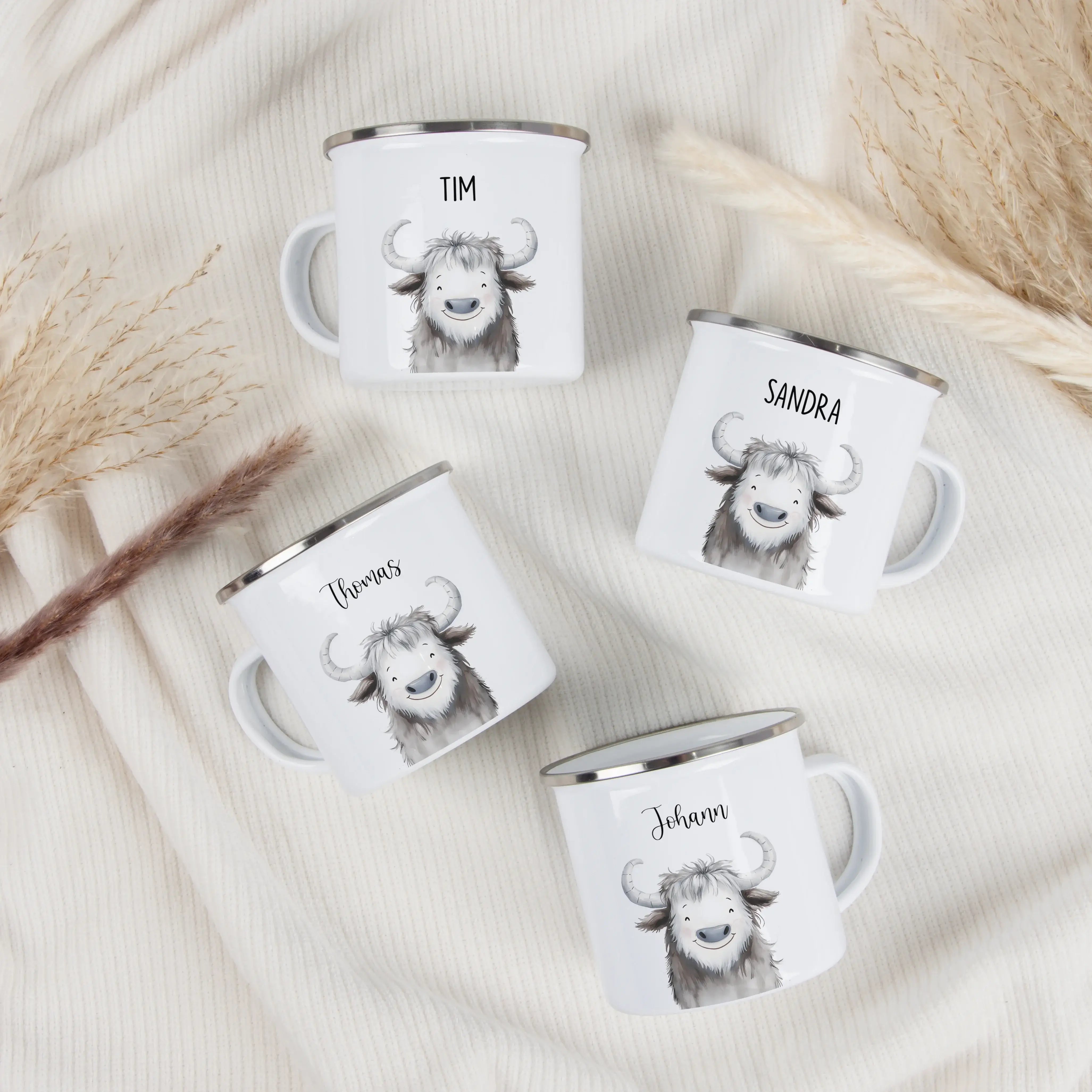 Emaille Tasse Yak Portrait-Emaille Tasse-famprints-Die Emaille Tasse Yak Portrait von famprints ist ein liebevoll gestaltetes, personalisiertes Geschenk für Kinder und Familien, die Tiere und individuelle Designs mögen. Das freundliche Yak-Motiv im sanfte