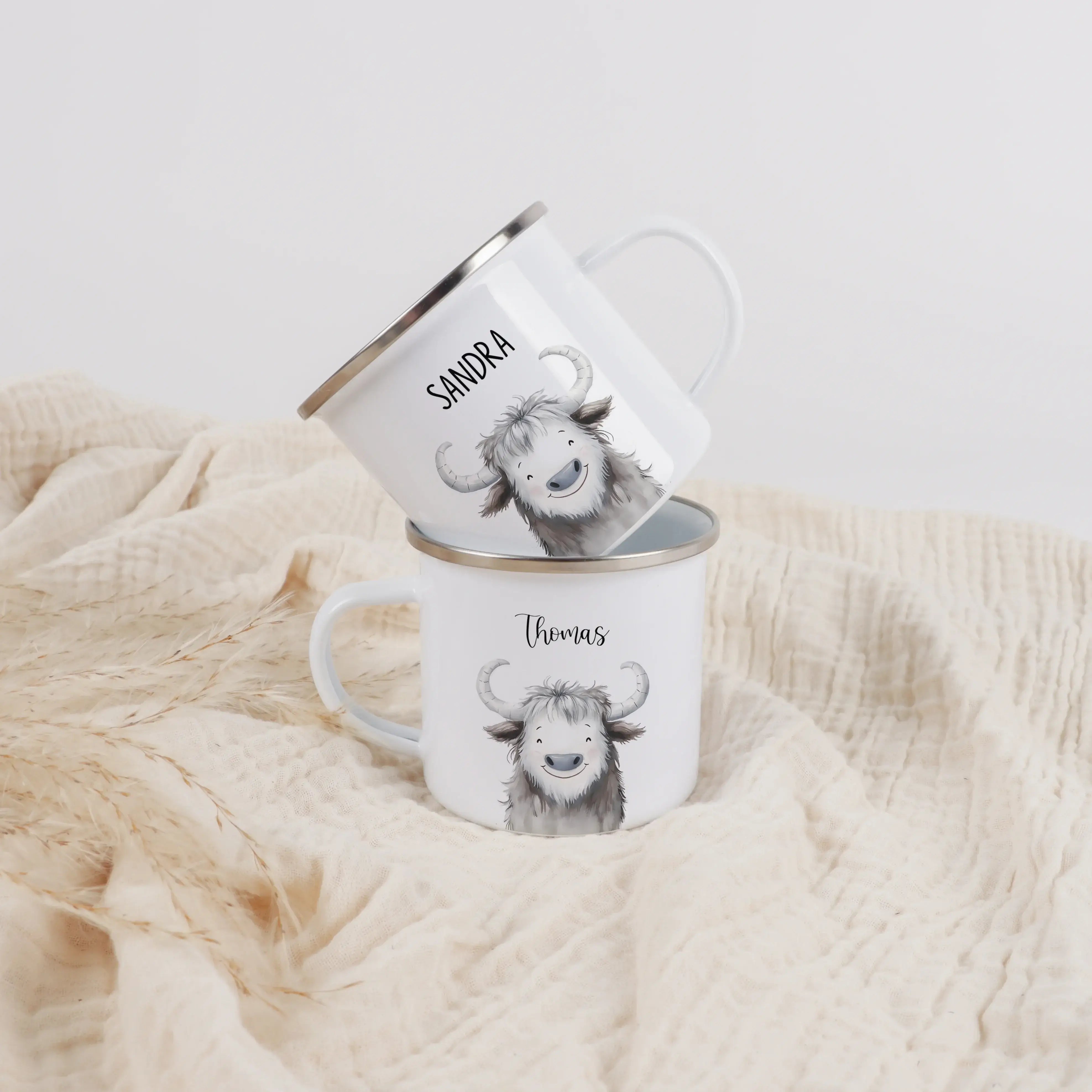 Emaille Tasse Yak Portrait-Emaille Tasse-famprints-Die Emaille Tasse Yak Portrait von famprints ist ein liebevoll gestaltetes, personalisiertes Geschenk für Kinder und Familien, die Tiere und individuelle Designs mögen. Das freundliche Yak-Motiv im sanfte