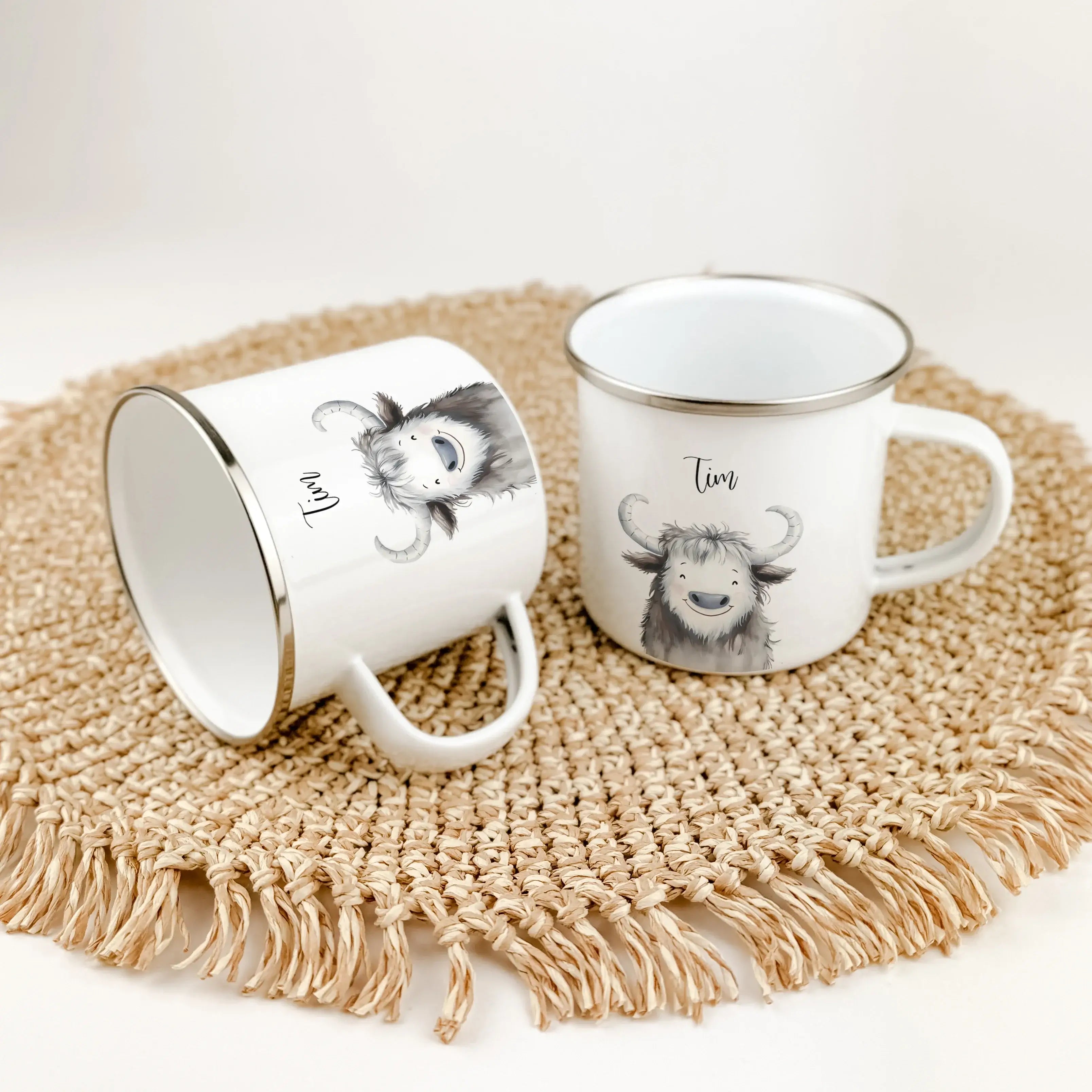 Emaille Tasse Yak Portrait-famprints-Emaille Tasse-Entdecke die bezaubernde Emaille Tasse Yak Portrait – das ideale Geschenk für kleine Abenteurer! Unsere Emaille Tasse personalisiert lässt die Herzen höher schlagen. Du kannst den Namen deines Kindes auf