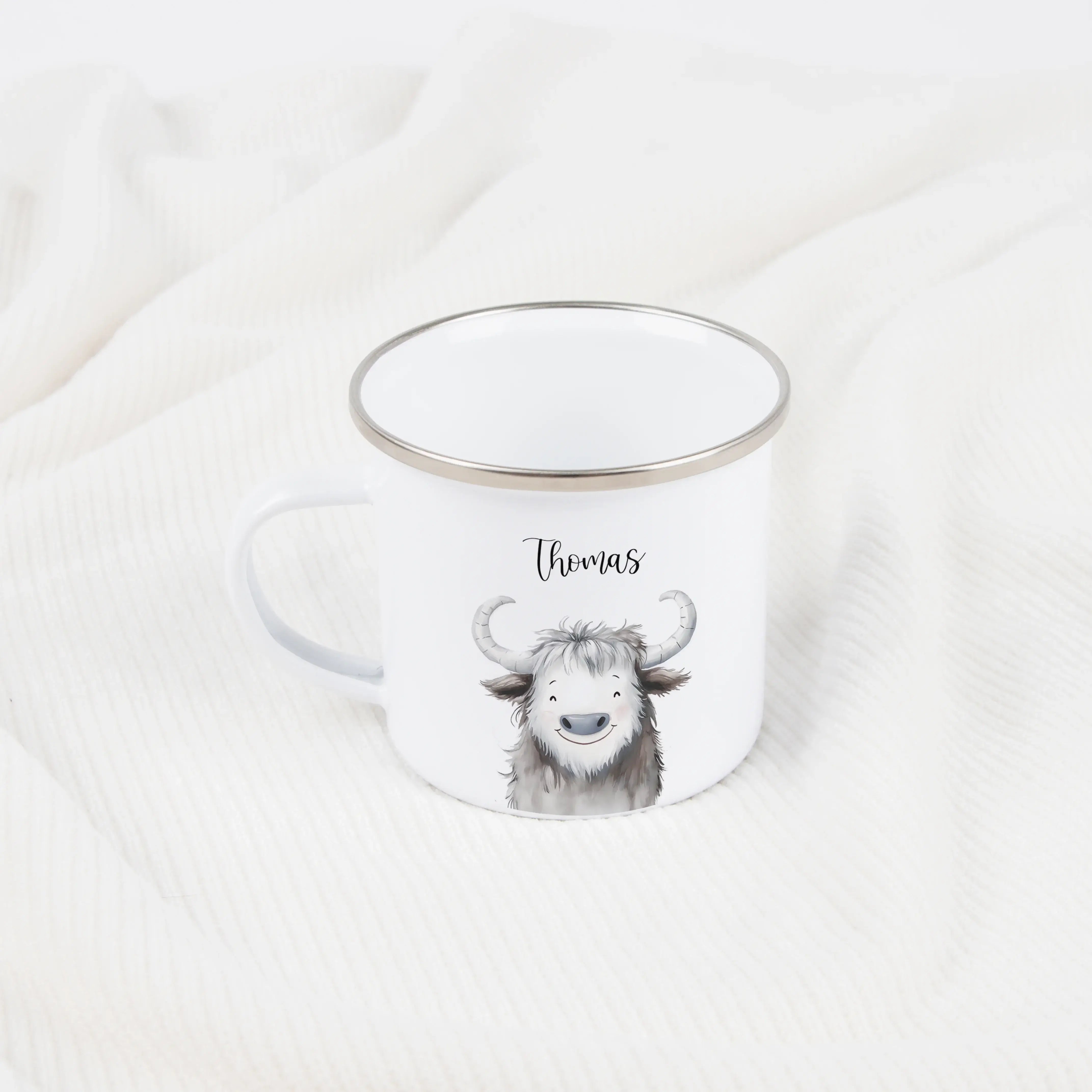Emaille Tasse Yak Portrait-Emaille Tasse-famprints-Die Emaille Tasse Yak Portrait von famprints ist ein liebevoll gestaltetes, personalisiertes Geschenk für Kinder und Familien, die Tiere und individuelle Designs mögen. Das freundliche Yak-Motiv im sanfte