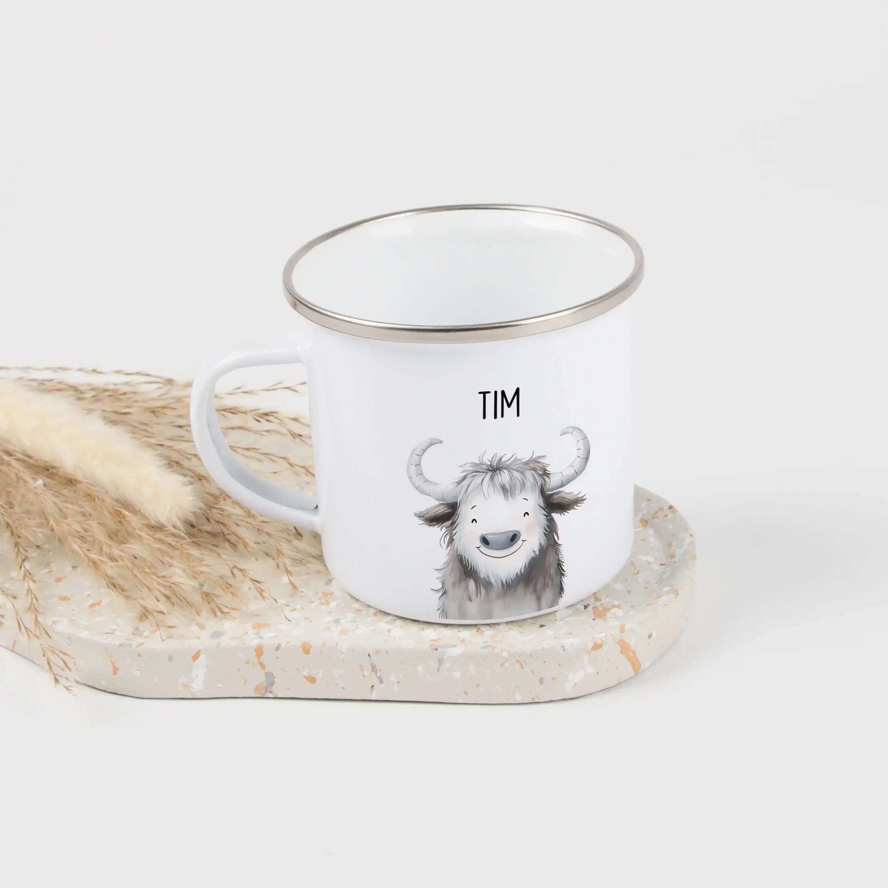 Emaille Tasse Yak Portrait-Emaille Tasse-famprints-Die Emaille Tasse Yak Portrait von famprints ist ein liebevoll gestaltetes, personalisiertes Geschenk für Kinder und Familien, die Tiere und individuelle Designs mögen. Das freundliche Yak-Motiv im sanfte