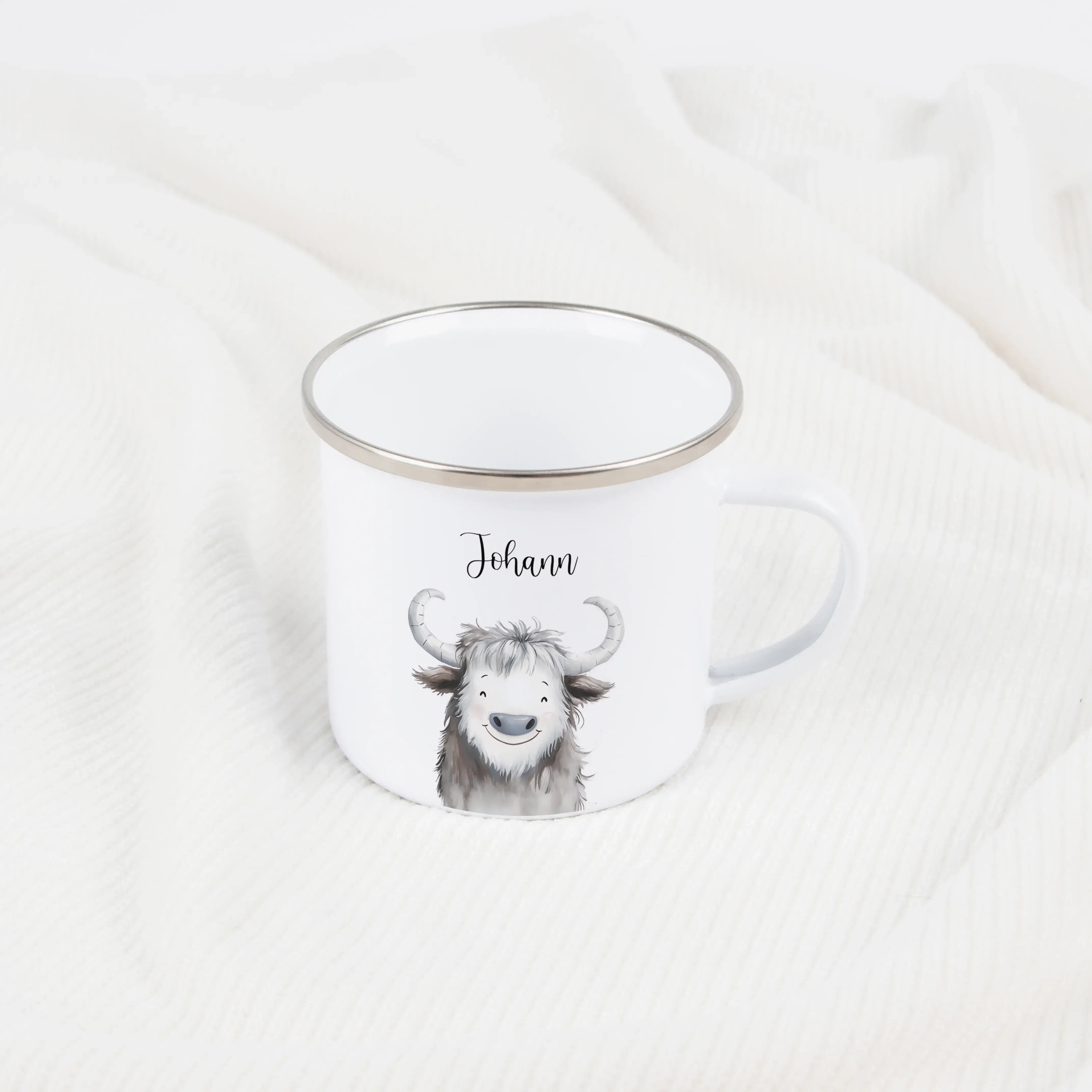 Emaille Tasse Yak Portrait-Emaille Tasse-famprints-Die Emaille Tasse Yak Portrait von famprints ist ein liebevoll gestaltetes, personalisiertes Geschenk für Kinder und Familien, die Tiere und individuelle Designs mögen. Das freundliche Yak-Motiv im sanfte