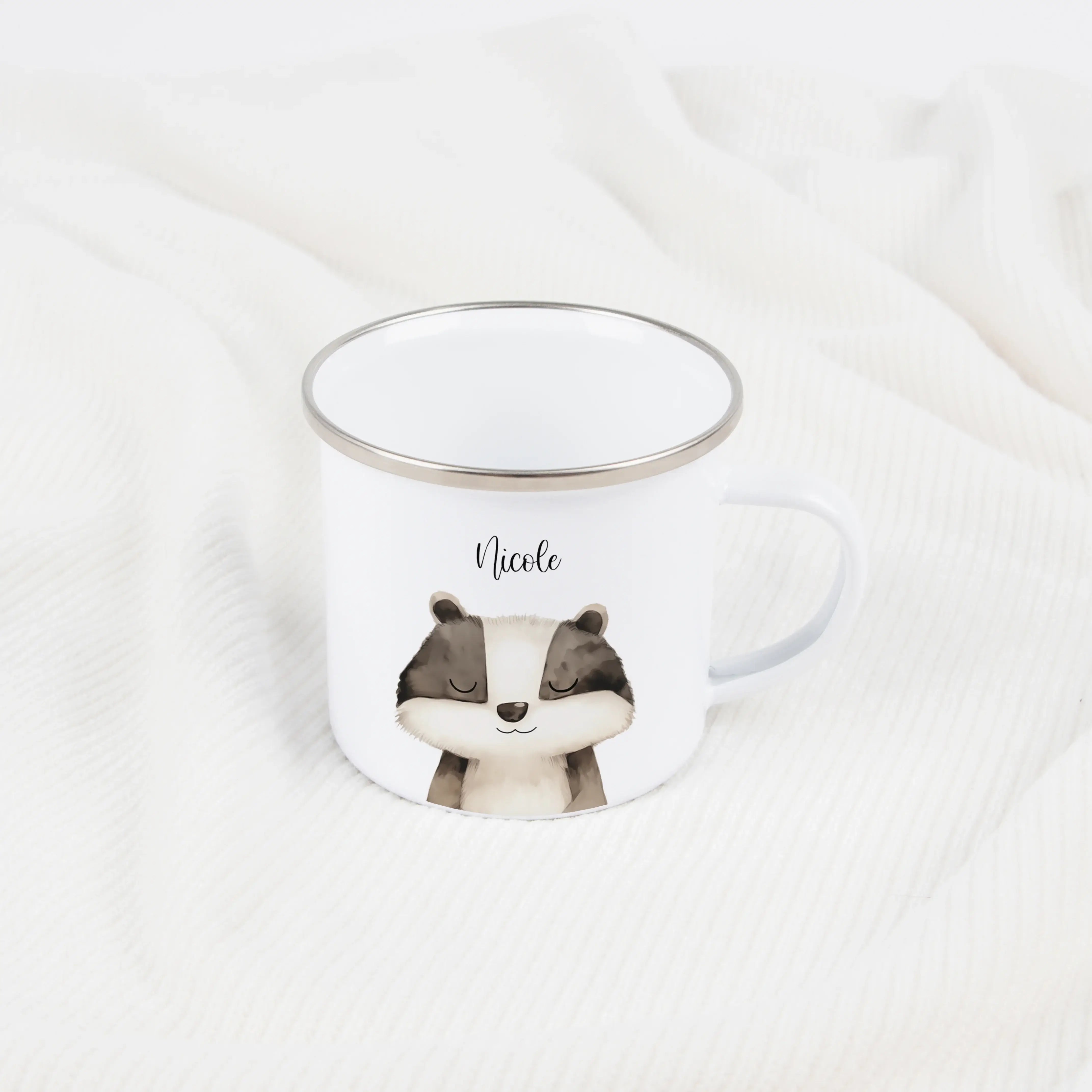 Emaille Tasse Dachs Portrait-Emaille Tasse-famprints-Die Emaille Tasse Dachs Portrait von famprints ist mehr als ein Becher – sie ist ein persönliches Geschenk mit Charakter. Das liebevoll gestaltete Dachs Motiv im Portrait-Stil macht diese personalisiert