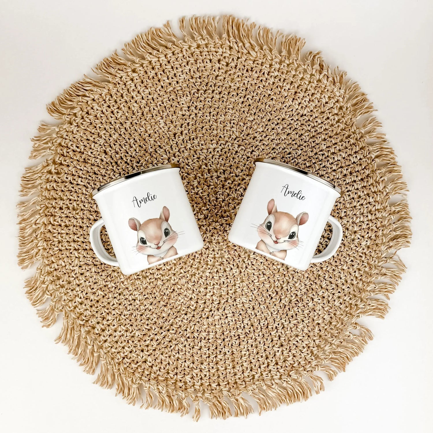 Emaille Tasse Eichhörnchen Portrait-famprints-Emaille Tasse-Entdecke die bezaubernde Emaille Tasse Eichhörnchen Portrait, die nicht nur durch ihr süßes Design begeistert, sondern auch eine persönliche Note in dein Leben bringt. Diese Emaille Tasse persona