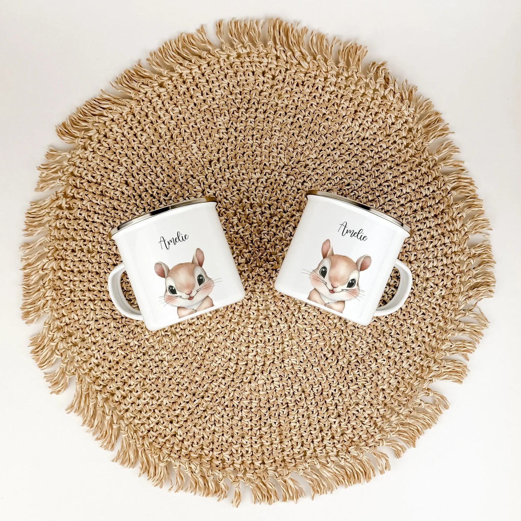 Emaille Tasse Eichhörnchen Portrait-famprints-Emaille Tasse-Entdecke die bezaubernde Emaille Tasse Eichhörnchen Portrait, die nicht nur durch ihr süßes Design begeistert, sondern auch eine persönliche Note in dein Leben bringt. Diese Emaille Tasse persona