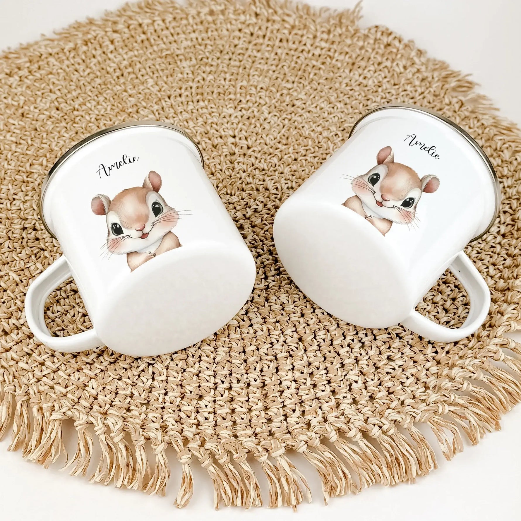 Emaille Tasse Eichhörnchen Portrait-famprints-Emaille Tasse-Entdecke die bezaubernde Emaille Tasse Eichhörnchen Portrait, die nicht nur durch ihr süßes Design begeistert, sondern auch eine persönliche Note in dein Leben bringt. Diese Emaille Tasse persona