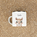 Emaille Tasse Eichhörnchen Portrait-famprints-Emaille Tasse-Entdecke die bezaubernde Emaille Tasse Eichhörnchen Portrait, die nicht nur durch ihr süßes Design begeistert, sondern auch eine persönliche Note in dein Leben bringt. Diese Emaille Tasse persona
