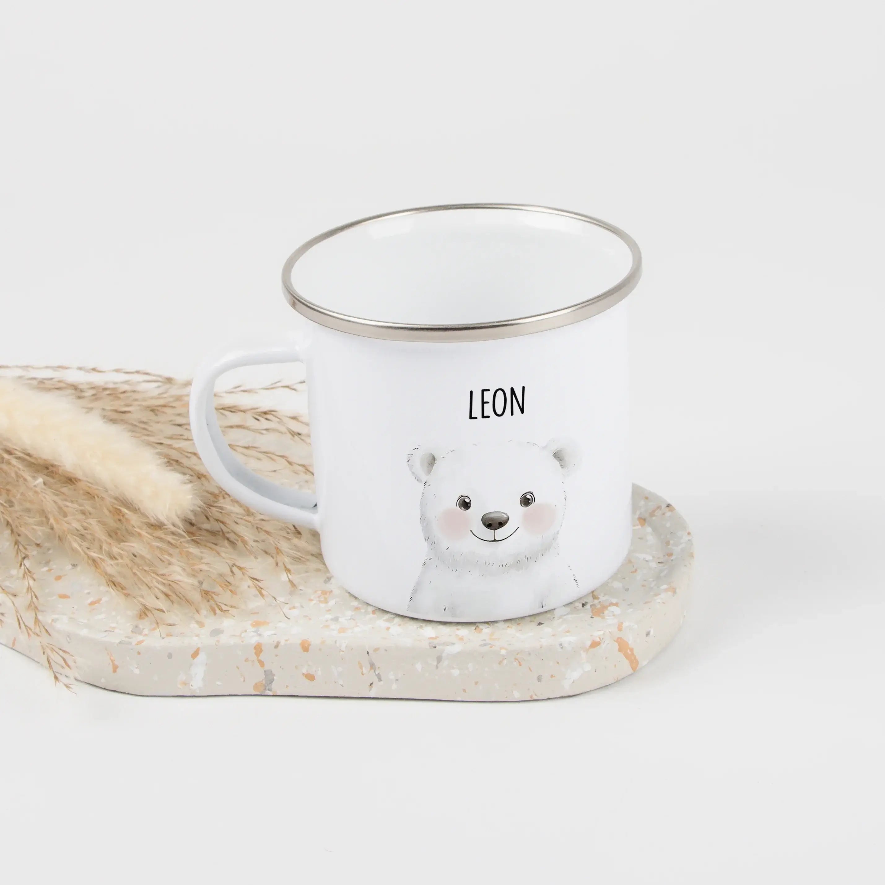 Emaille Tasse Eisbär Portrait-Emaille Tasse-famprints-Die Emaille Tasse Eisbär Portrait von famprints ist eine liebevoll gestaltete Kindertasse, die Alltag und Geschenkidee perfekt verbindet. Das zarte Eisbärenmotiv im Portrait-Stil wirkt ruhig, verspielt