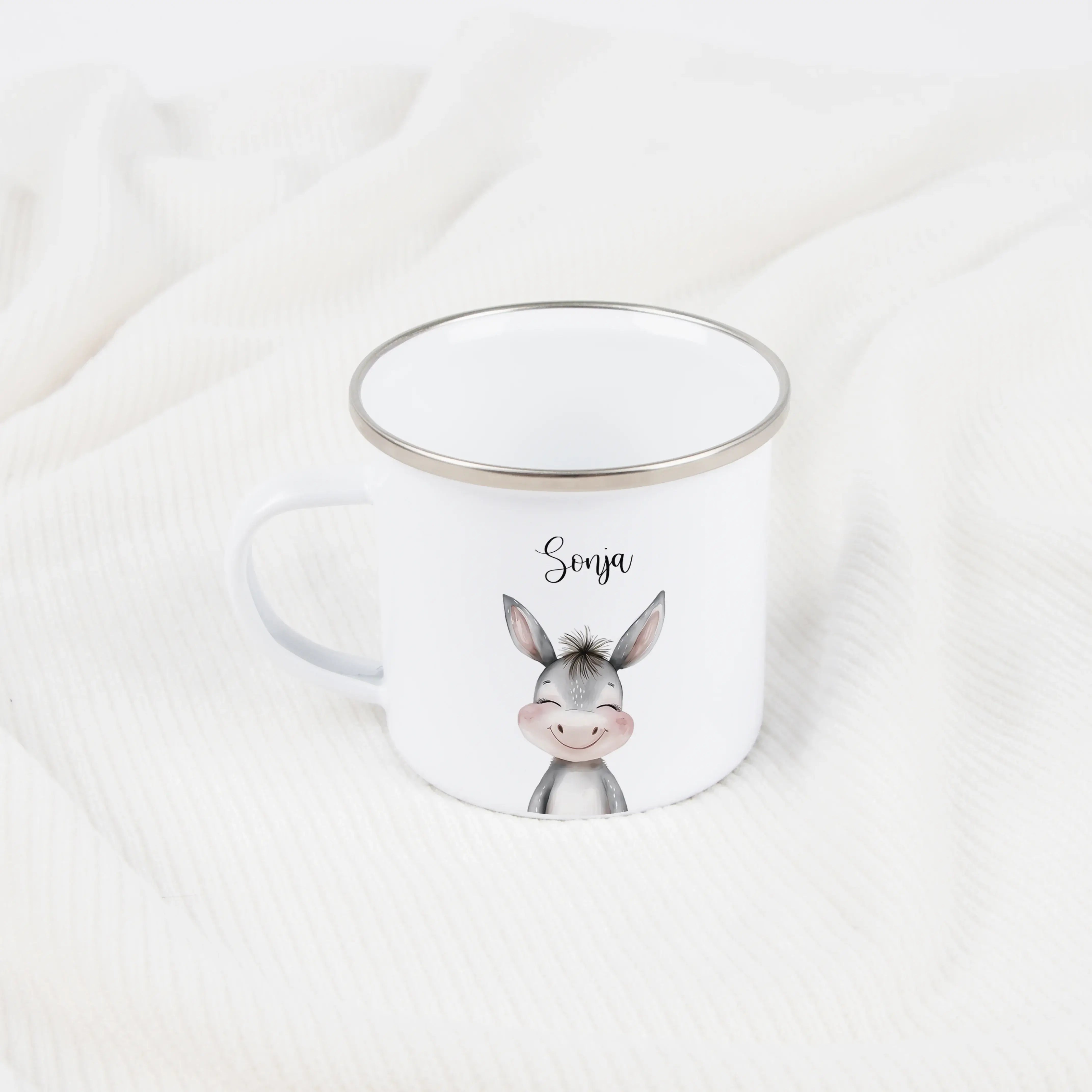 Emaille Tasse Esel Portrait-Emaille Tasse-famprints-Mit der Emaille Tasse Esel Portrait von famprints holst du dir ein liebevoll gestaltetes Geschenk ins Haus, das Kinder wie Erwachsene begeistert. Das sanfte Aquarell-Eselmotiv wird mit deinem Wunschnamen
