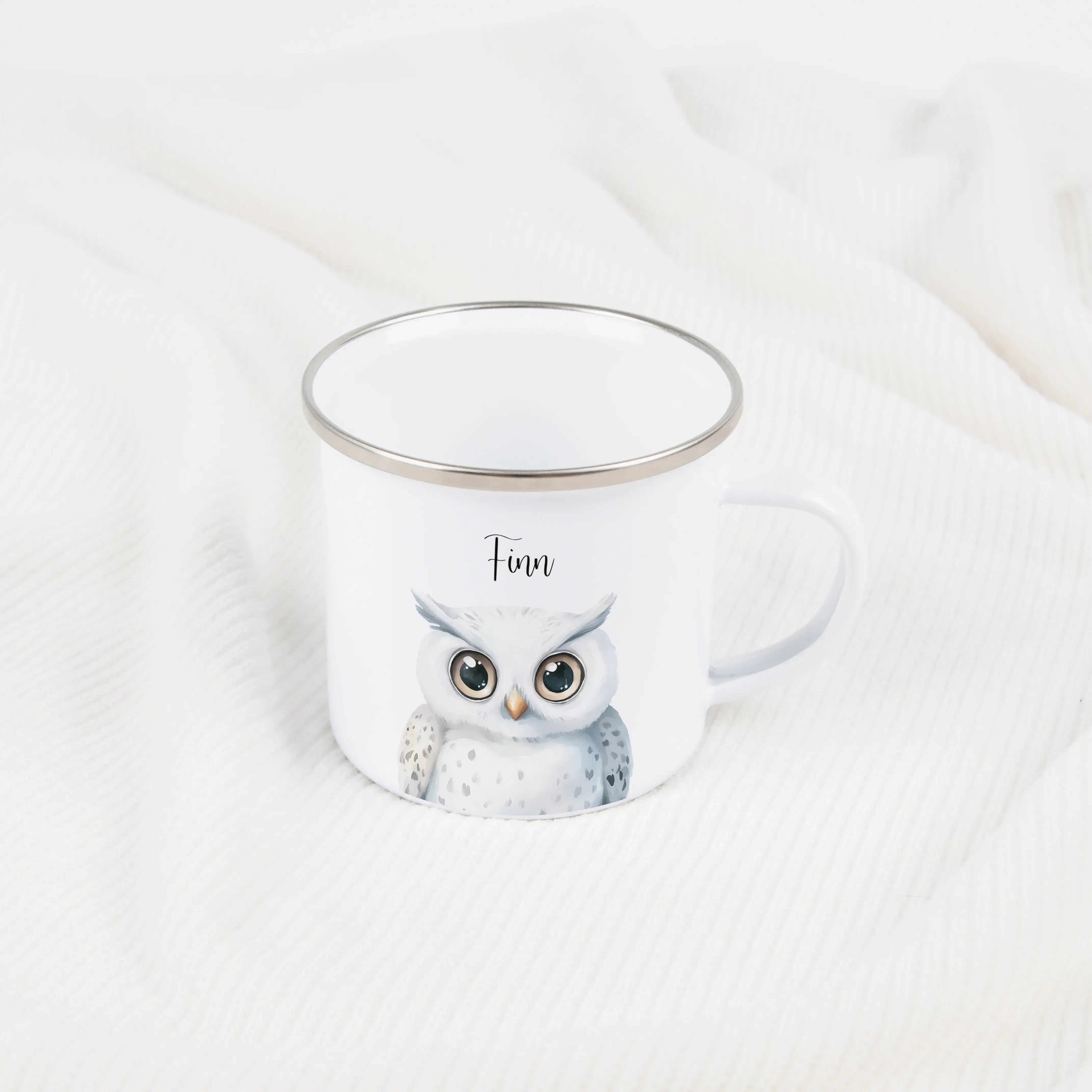 Emaille Tasse Eule Portrait-Emaille Tasse-famprints-Die Emaille Tasse Eule Portrait verbindet liebevolle Gestaltung mit einem persönlichen Motiv, das den Alltag kleiner Entdecker bereichert. Bei famprints entsteht aus einer kindgerechten Illustration ein