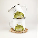 Emaille Tasse Frosch Portrait-famprints-Emaille Tasse-Entdecke die bezaubernde Emaille Tasse Frosch Portrait, die nicht nur zum Trinken einlädt, sondern auch ein kleines Kunstwerk für den Alltag ist. Diese Emaille Tasse personalisiert wird liebevoll für d