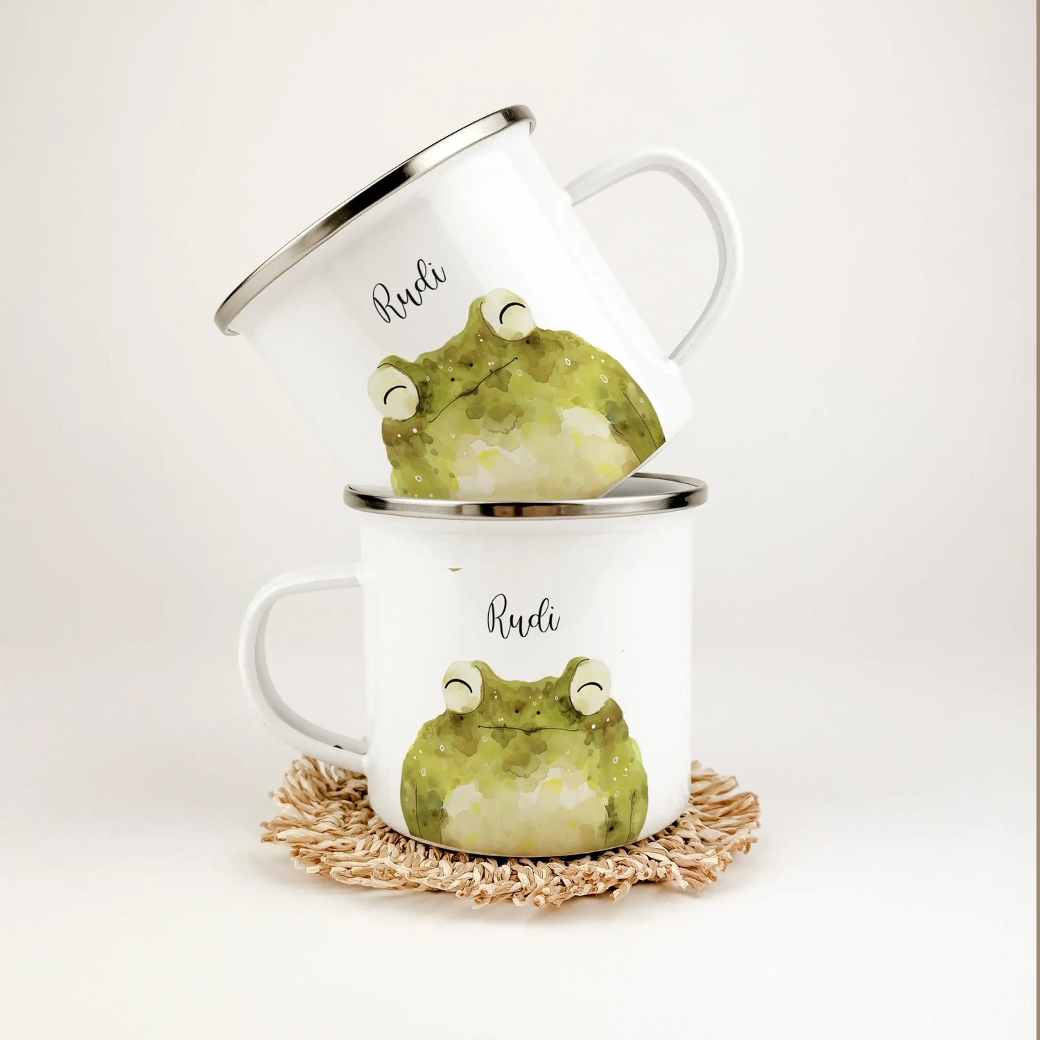 Emaille Tasse Frosch Portrait-famprints-Emaille Tasse-Entdecke die bezaubernde Emaille Tasse Frosch Portrait, die nicht nur zum Trinken einlädt, sondern auch ein kleines Kunstwerk für den Alltag ist. Diese Emaille Tasse personalisiert wird liebevoll für d
