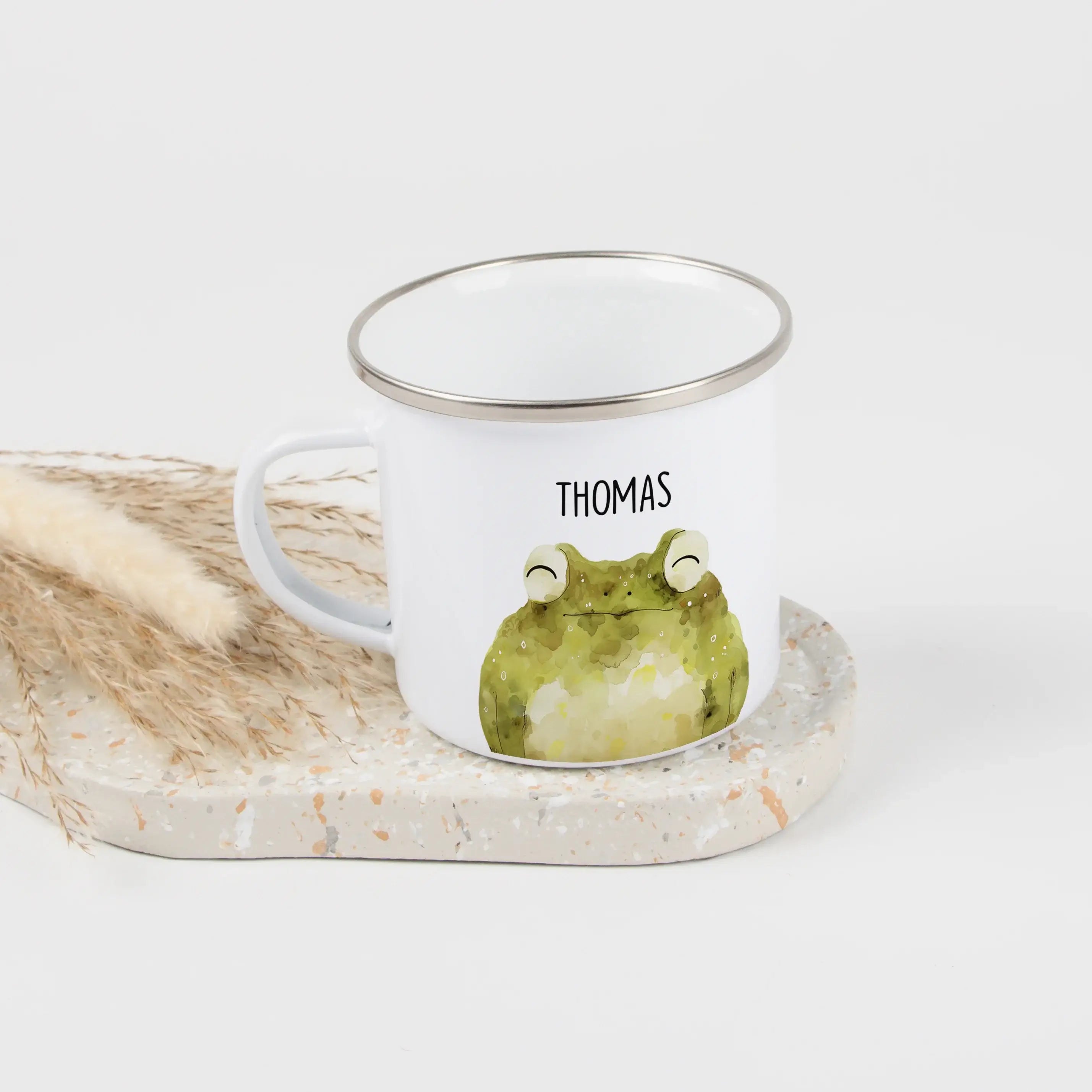 Emaille Tasse Frosch Portrait-Emaille Tasse-famprints-Die Emaille Tasse Frosch Portrait von famprints bringt dir ein kleines Stück Kreativität in den Alltag und verwandelt jedes Getränk in einen persönlichen Moment. Das liebevoll gestaltete Aquarellmotiv