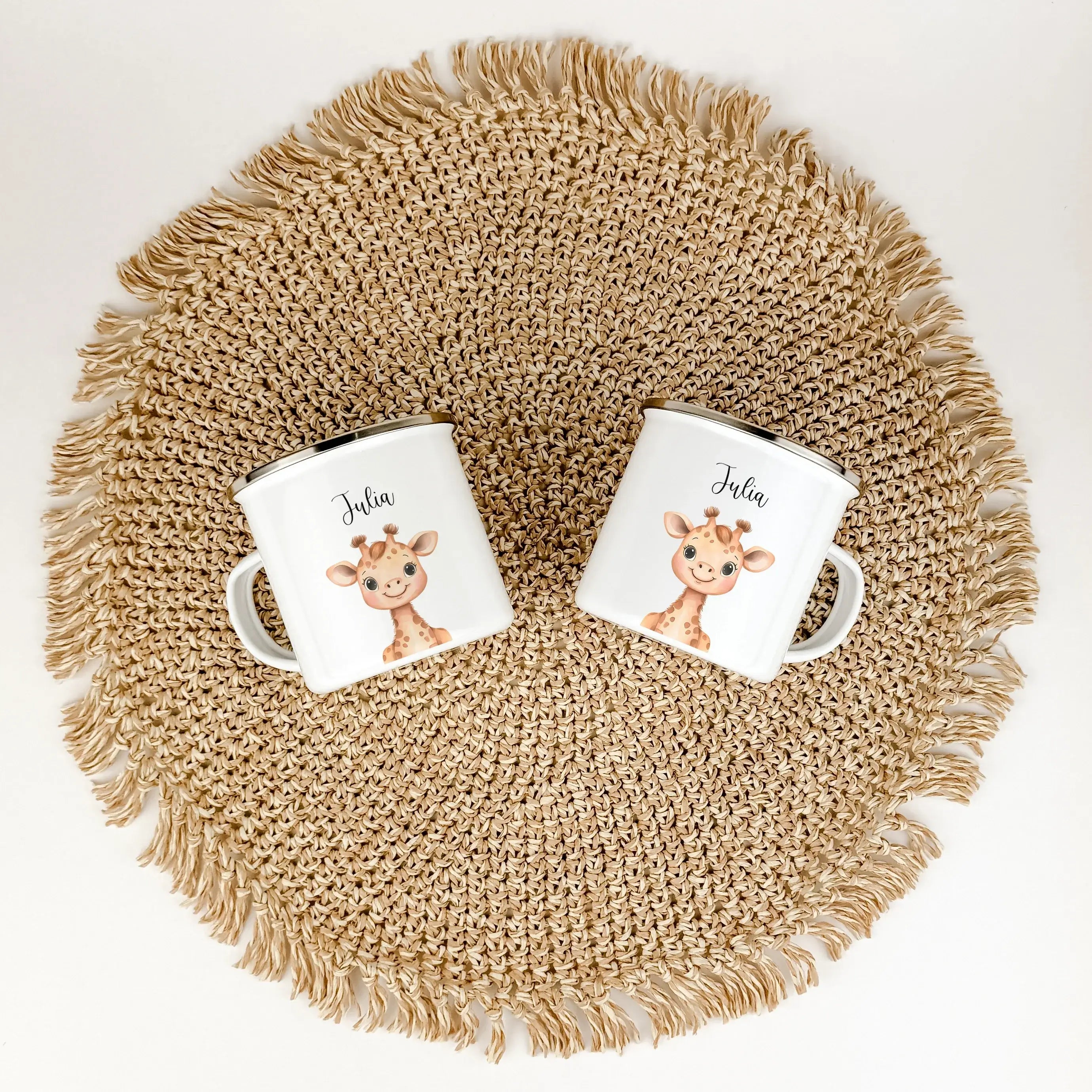 Emaille Tasse Giraffe Portrait-famprints-Emaille Tasse-Entdecke die wunderschöne Emaille Tasse Giraffe Portrait, die perfekt personalisiert werden kann! Diese besondere Tasse zaubert jedem Kind ein Lächeln ins Gesicht und ist ein ideales Geschenk zu Anläs